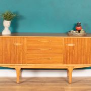 Buffet moyen Jentique Mid Century en noyer rétro des années 1960