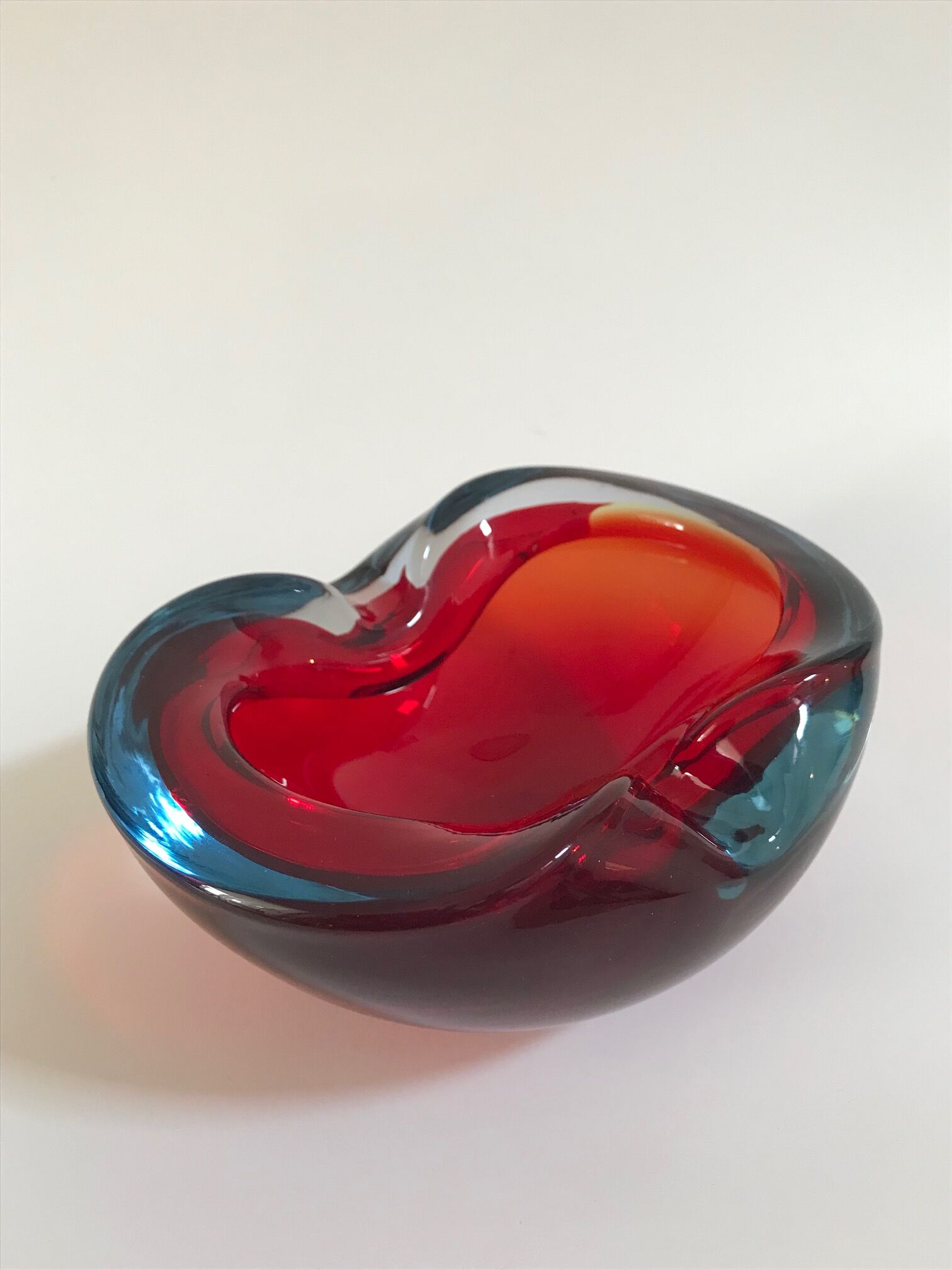 Cendrier rouge et bleu de flavio poli pour seguso, en verre de murano 1960