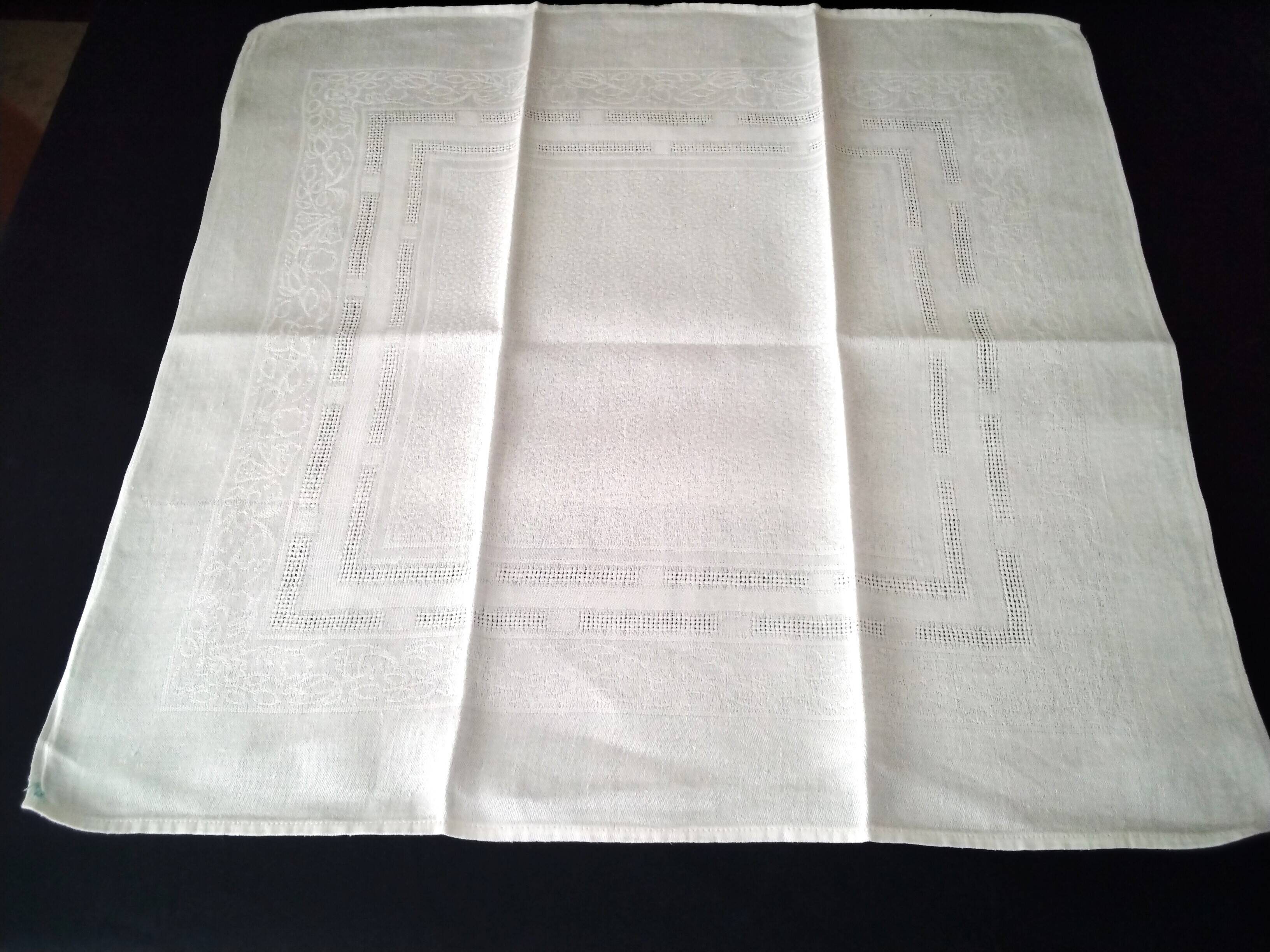 8 White damask linen napkins 55 x 59 cm