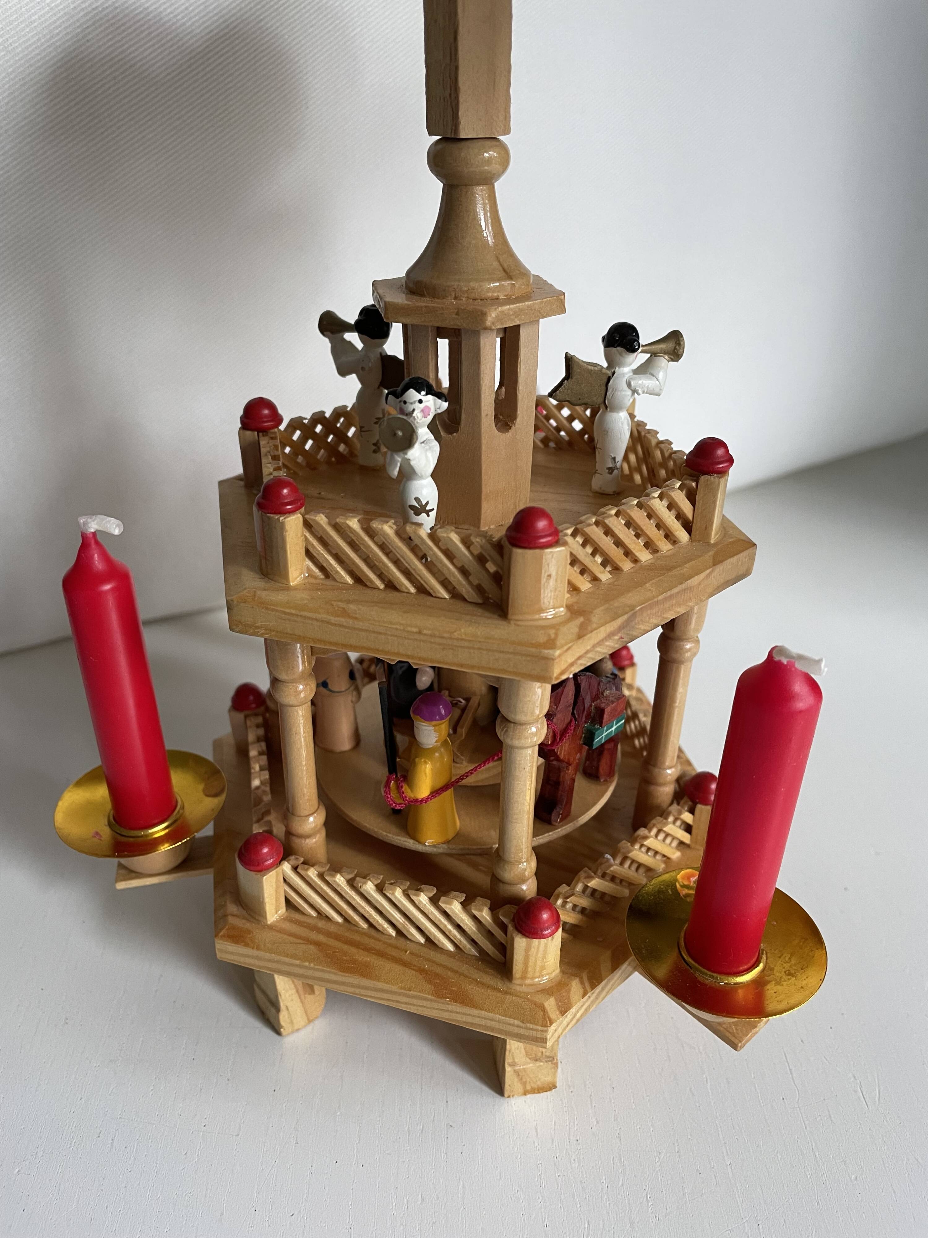 Pyramide carrousel de Noël en bois avec bougies