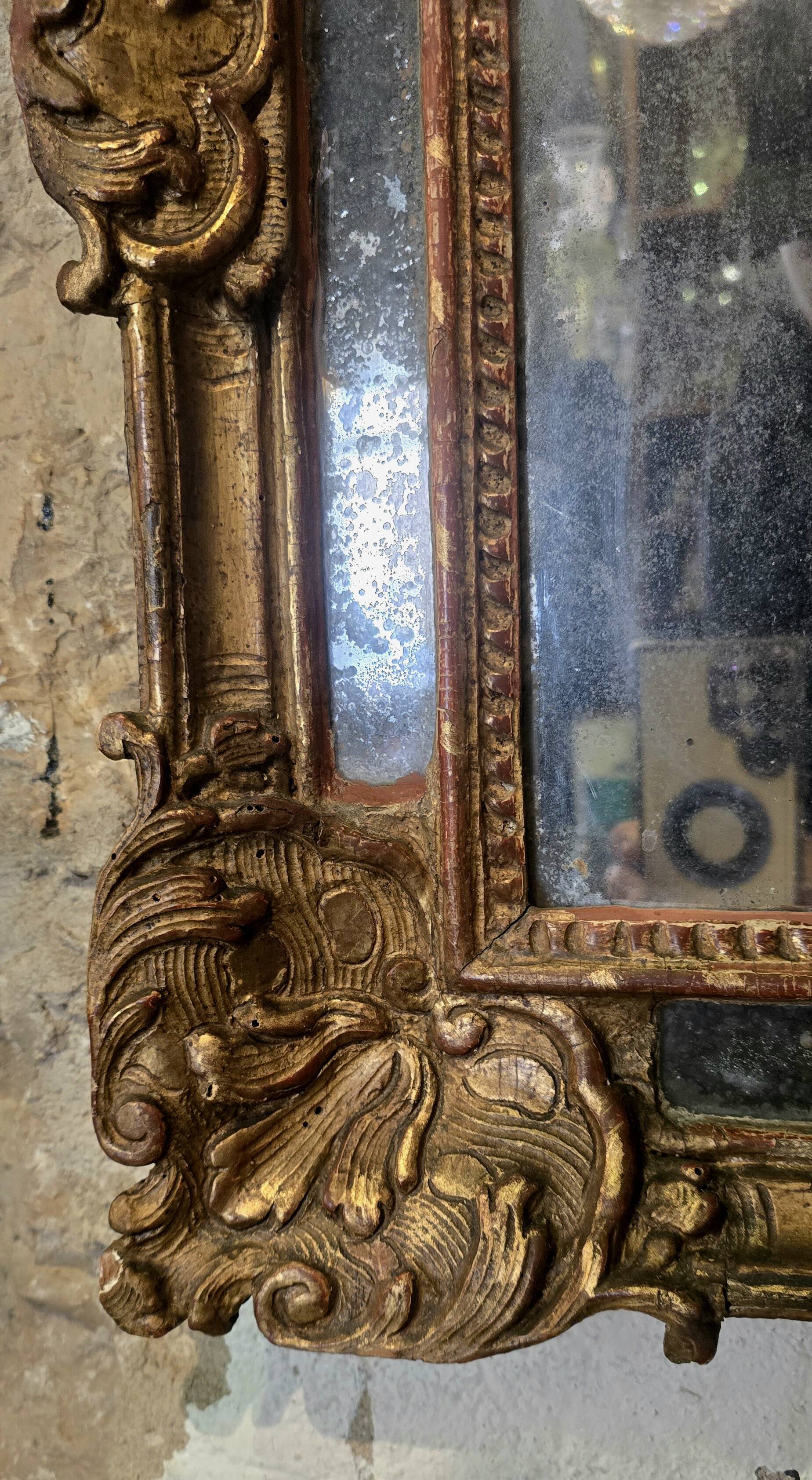 Regency period mirror with a carved and gilded wooden pediment – 18th century