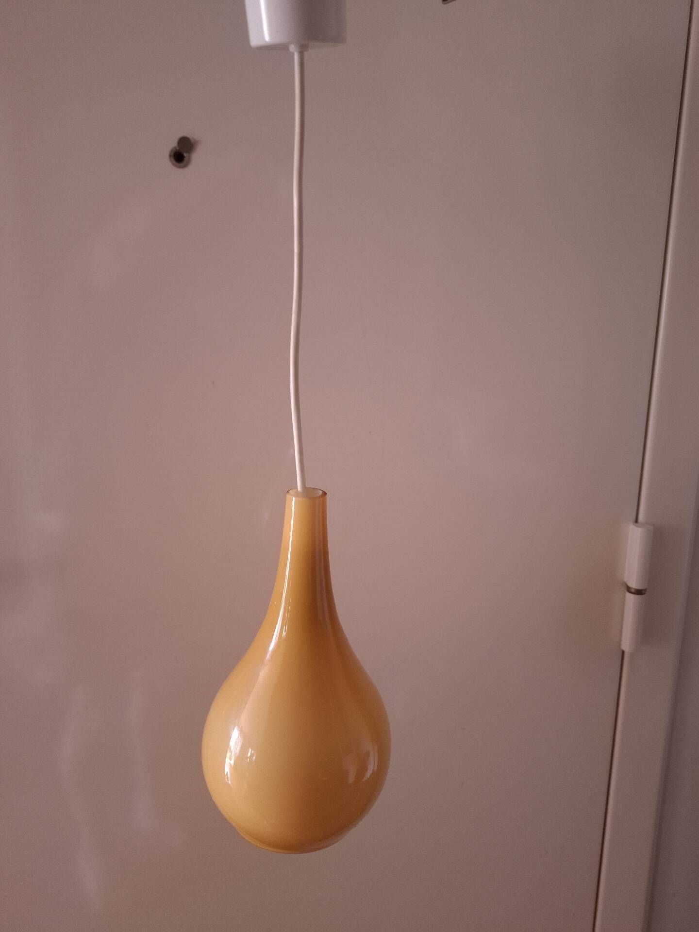 Suspension in opaline water droplet