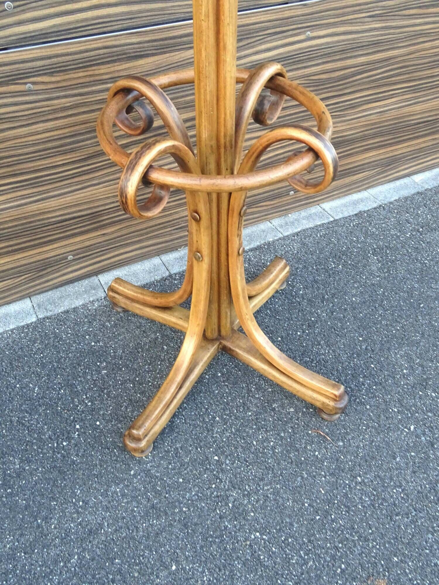 Parrot coat rack with 8 hooks, bistro style, not Thonet, around 1910.