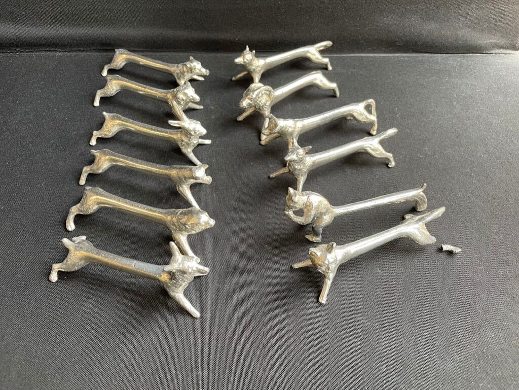 12 animal knife holders in tin