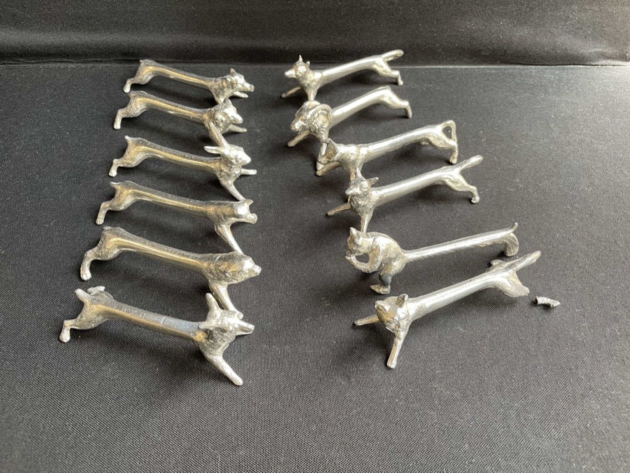 12 animal knife holders in tin