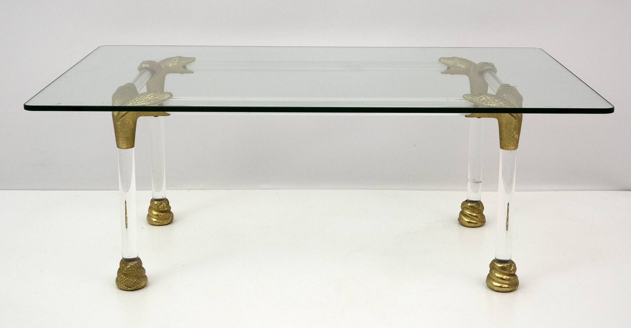 Table basse italienne en Lucite et laiton du milieu du siècle avec détails en tête de serpent