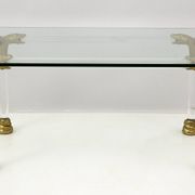 Table basse italienne en Lucite et laiton du milieu du siècle avec détails en tête de serpent