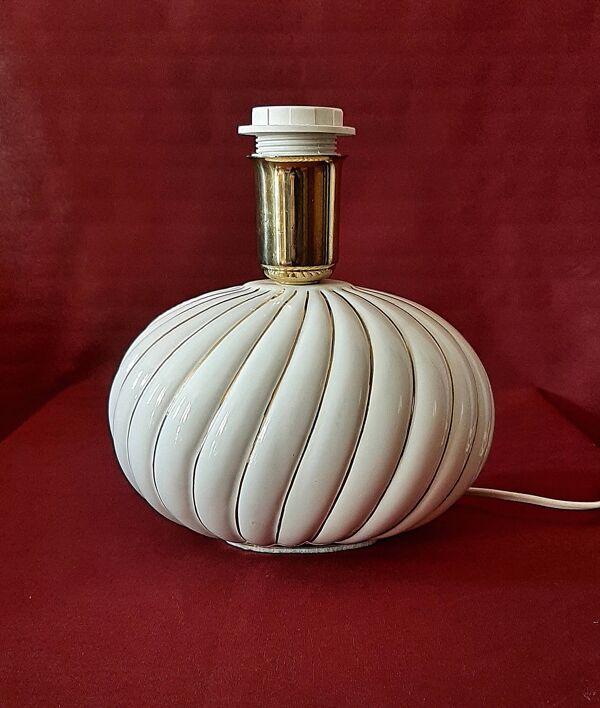 Lampe Mid Century Modern en porcelaine avec lignes en or dessin Italien des 1970s (deux disponibles)