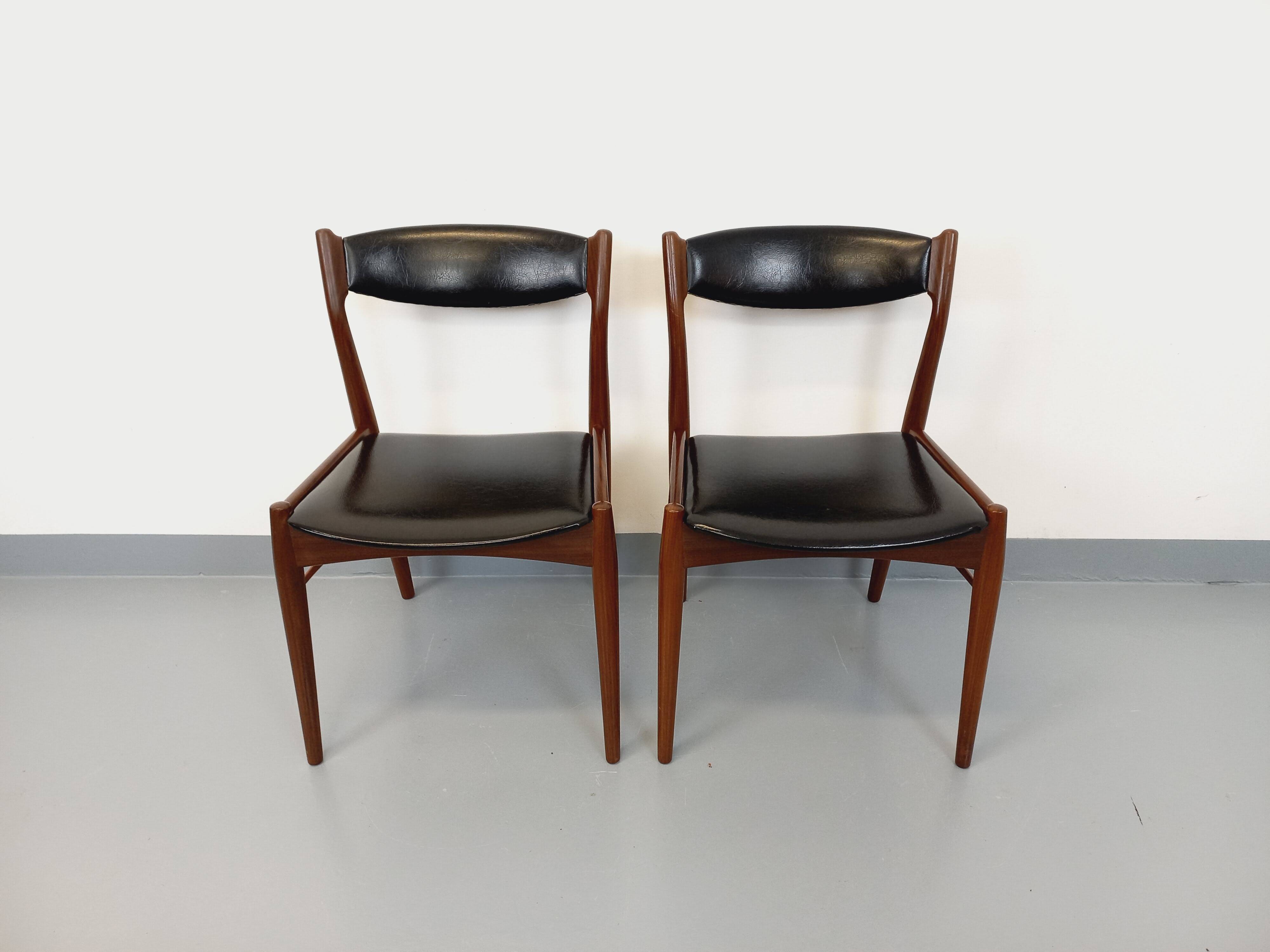 Paire de chaises scandinaves en teck et skaï, années 50-60