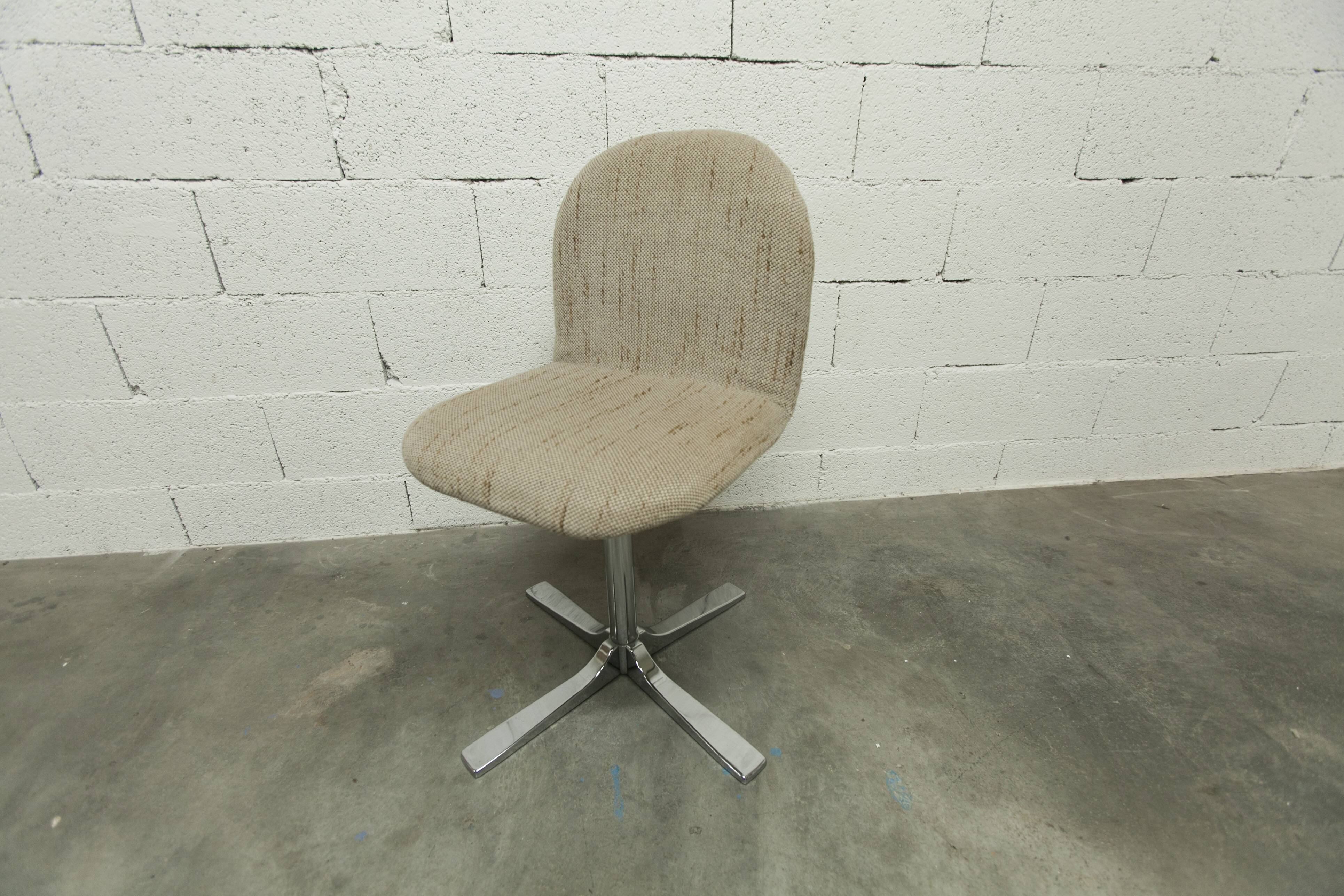 Swivel chair in chrome and clean, sturdy patterned fabric from the 1970s.