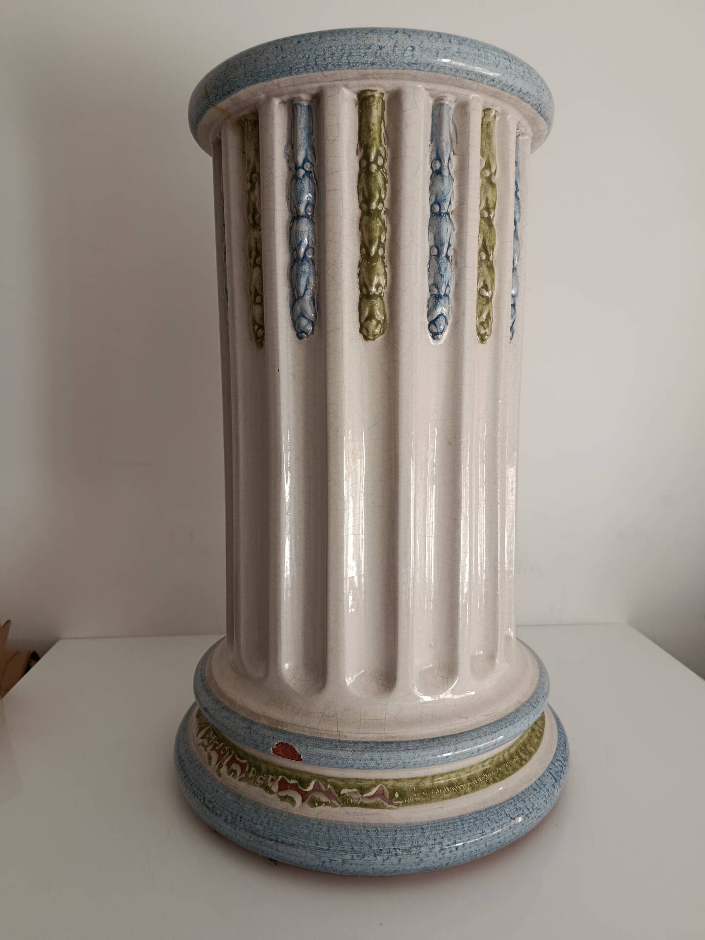 Art Deco column in ceramic