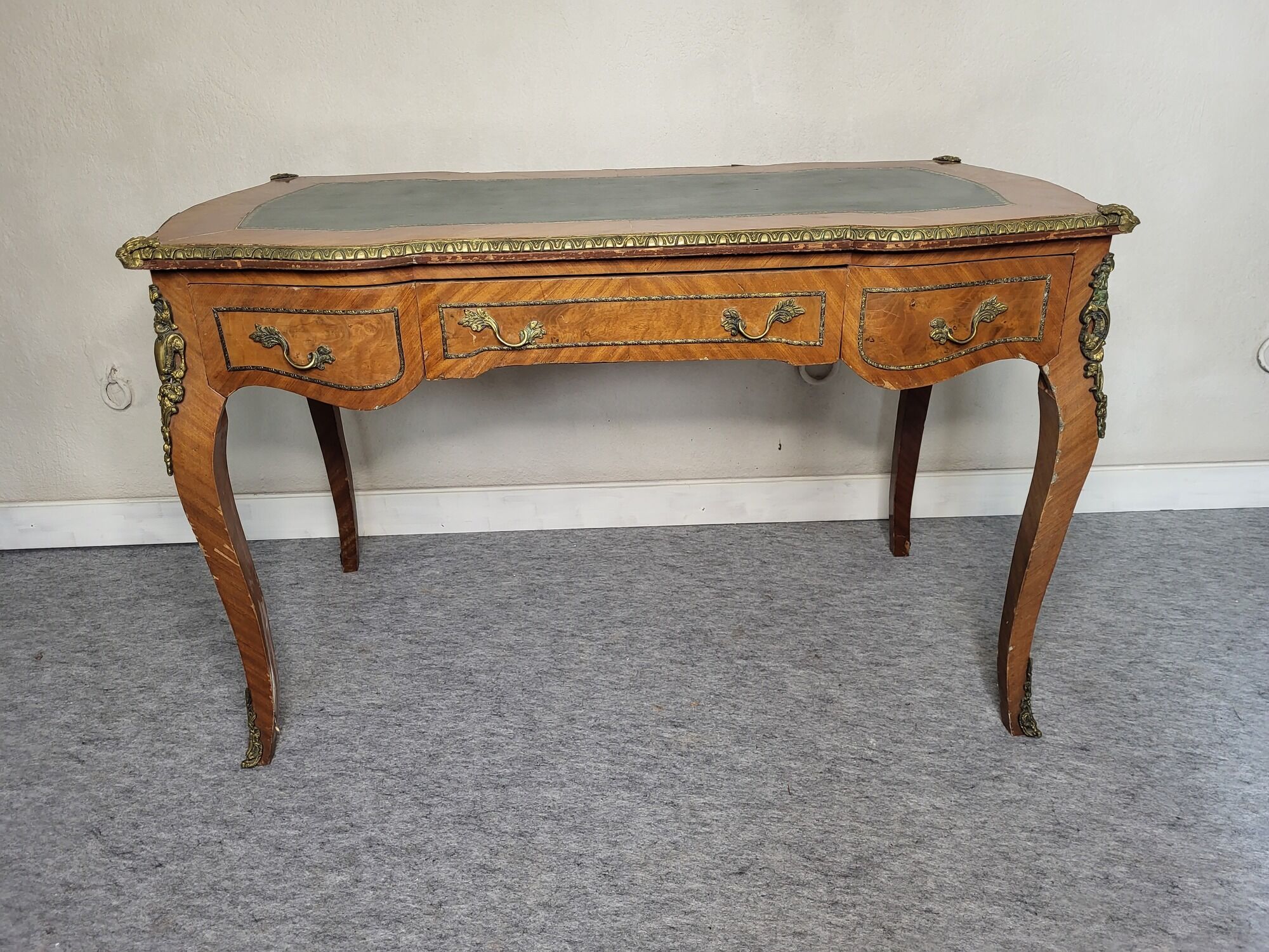 Bureau en marqueterie de bois Style Louis XV époque XIXeme