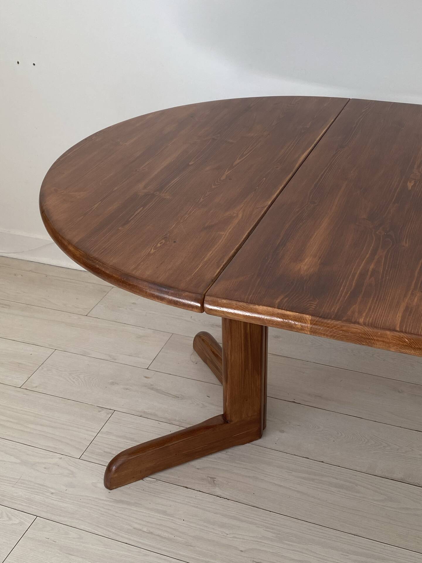 Extendable table for 4/6 people in pine.