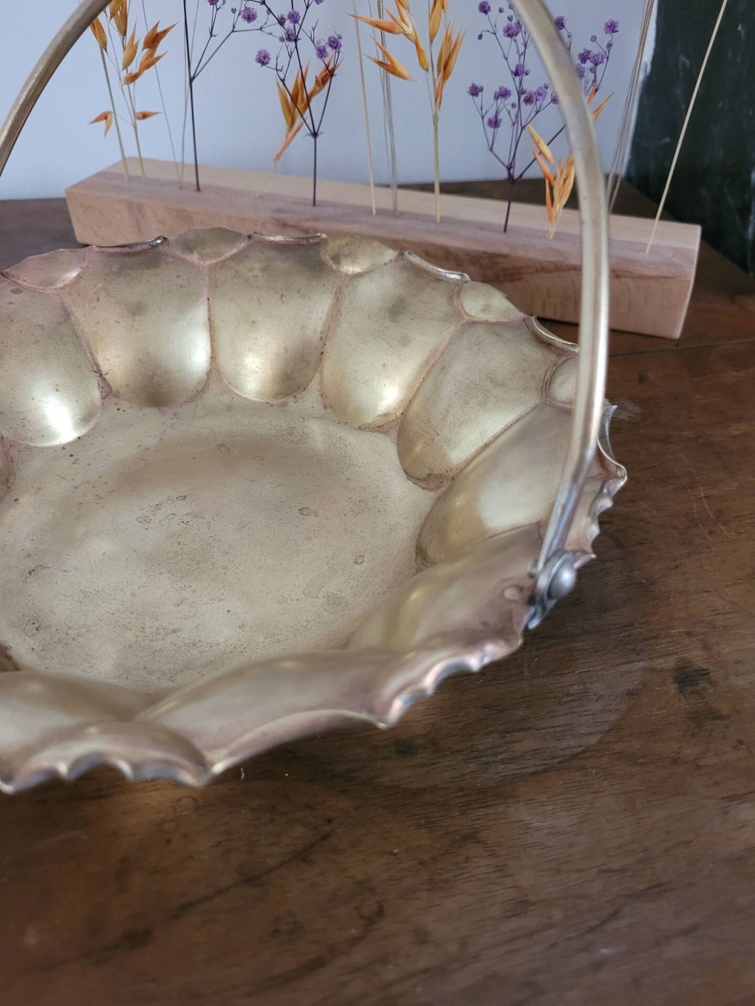 Panier festonné en laiton cuivré