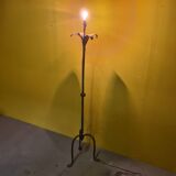Ancien lampadaire fleuri français, du milieu des années 1900.