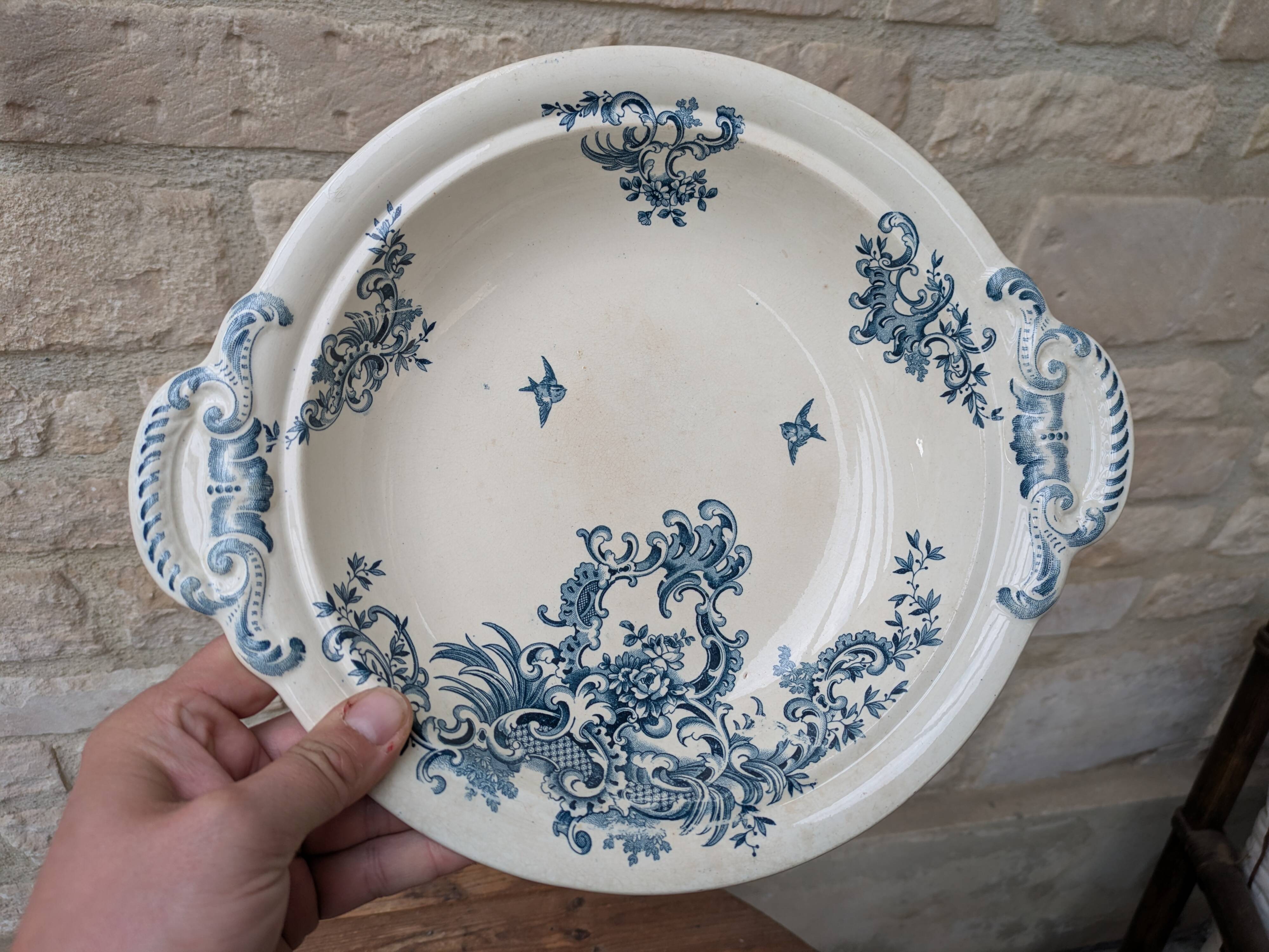 Shallow round plate Boch Frères model Regent with arabesque and foliage decoration.