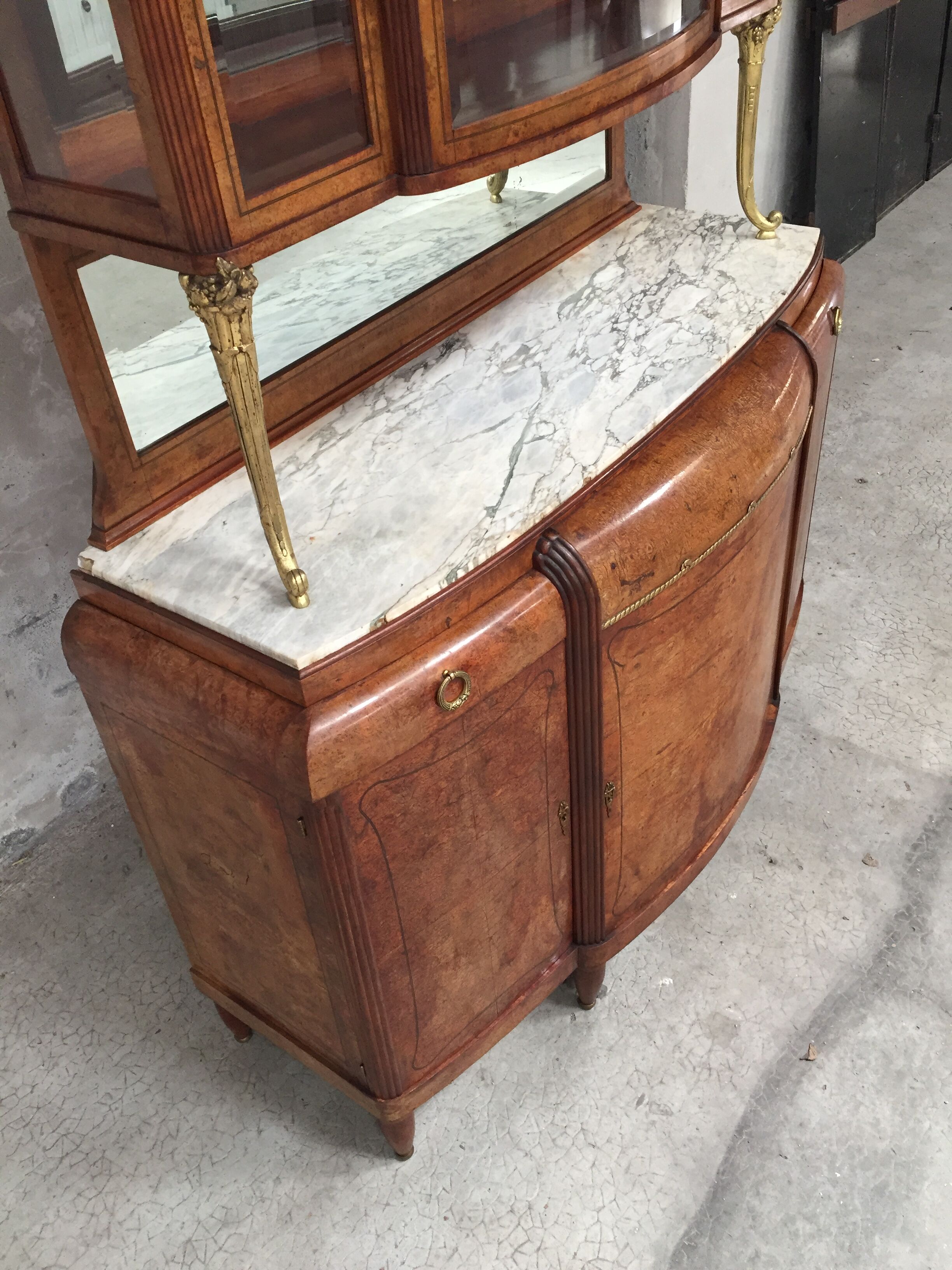 Meuble d'ébéniste art déco en loupe d'orme et bronze