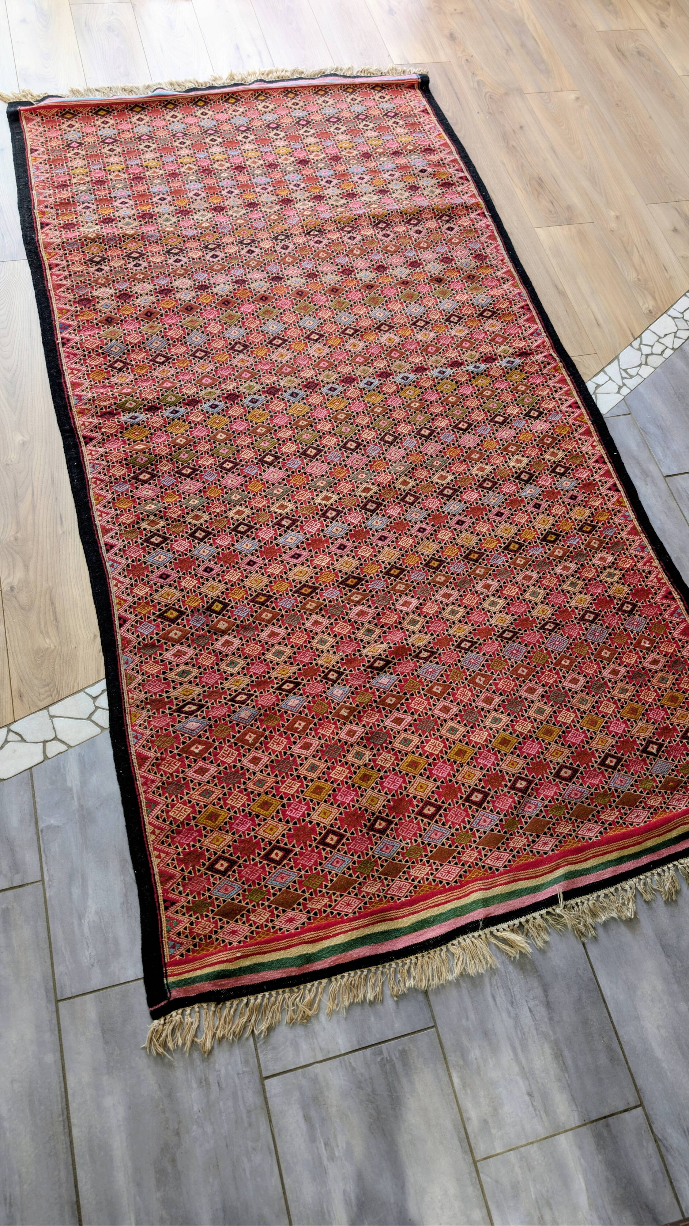 Grand tapis kilim ancien aux motifs géométriques tribaux 260 x 130 cm