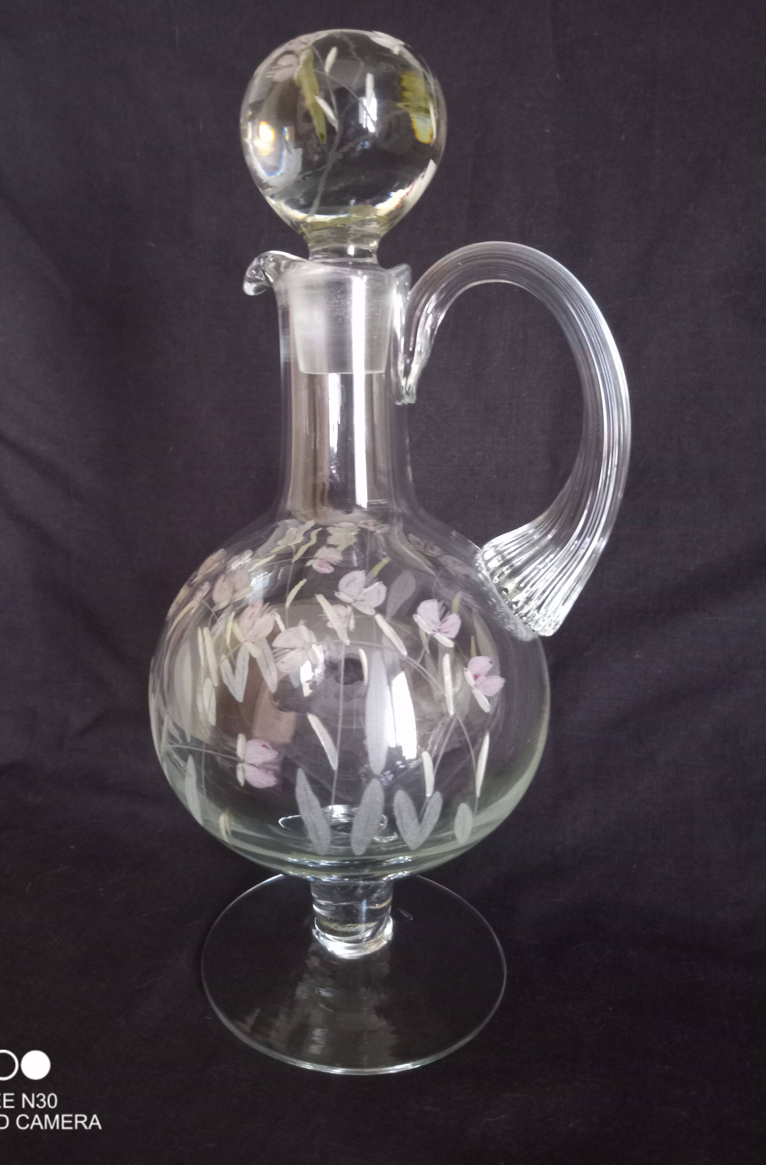 Carafe à vin sur pied, en verre taillé et émaillé