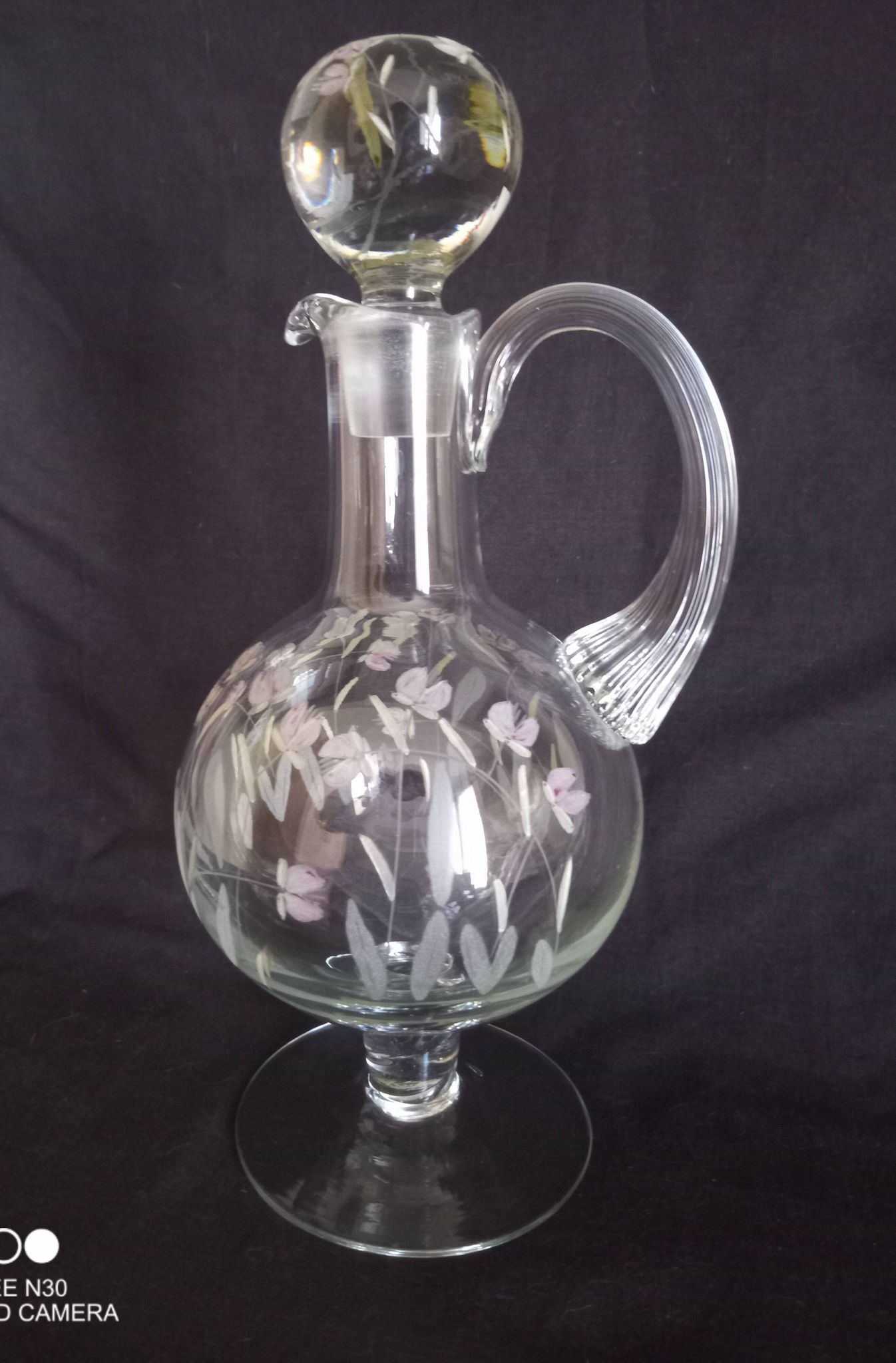 Carafe à vin sur pied, en verre taillé et émaillé