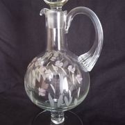 Carafe à vin sur pied, en verre taillé et émaillé