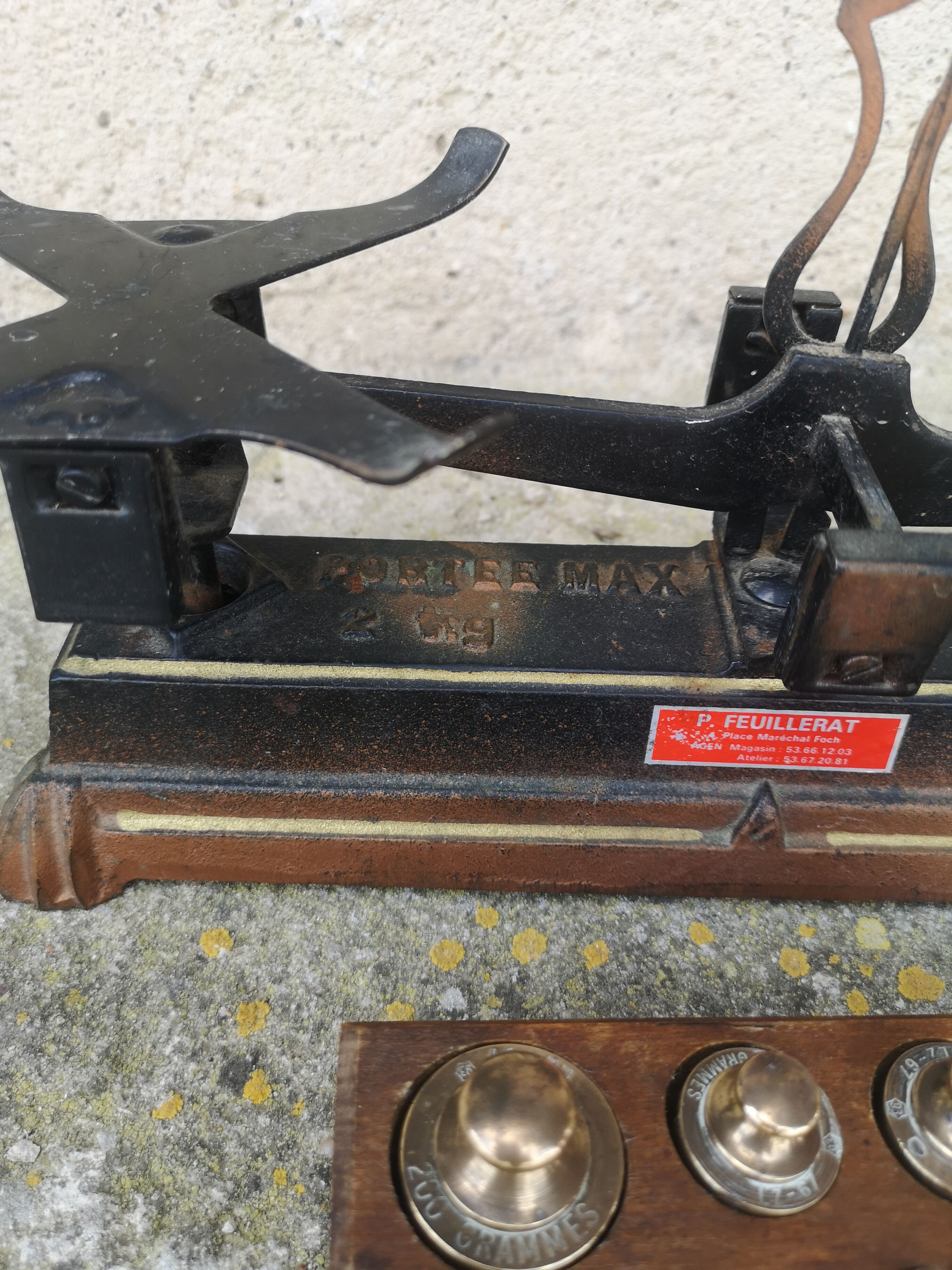 Roberval balance with weight