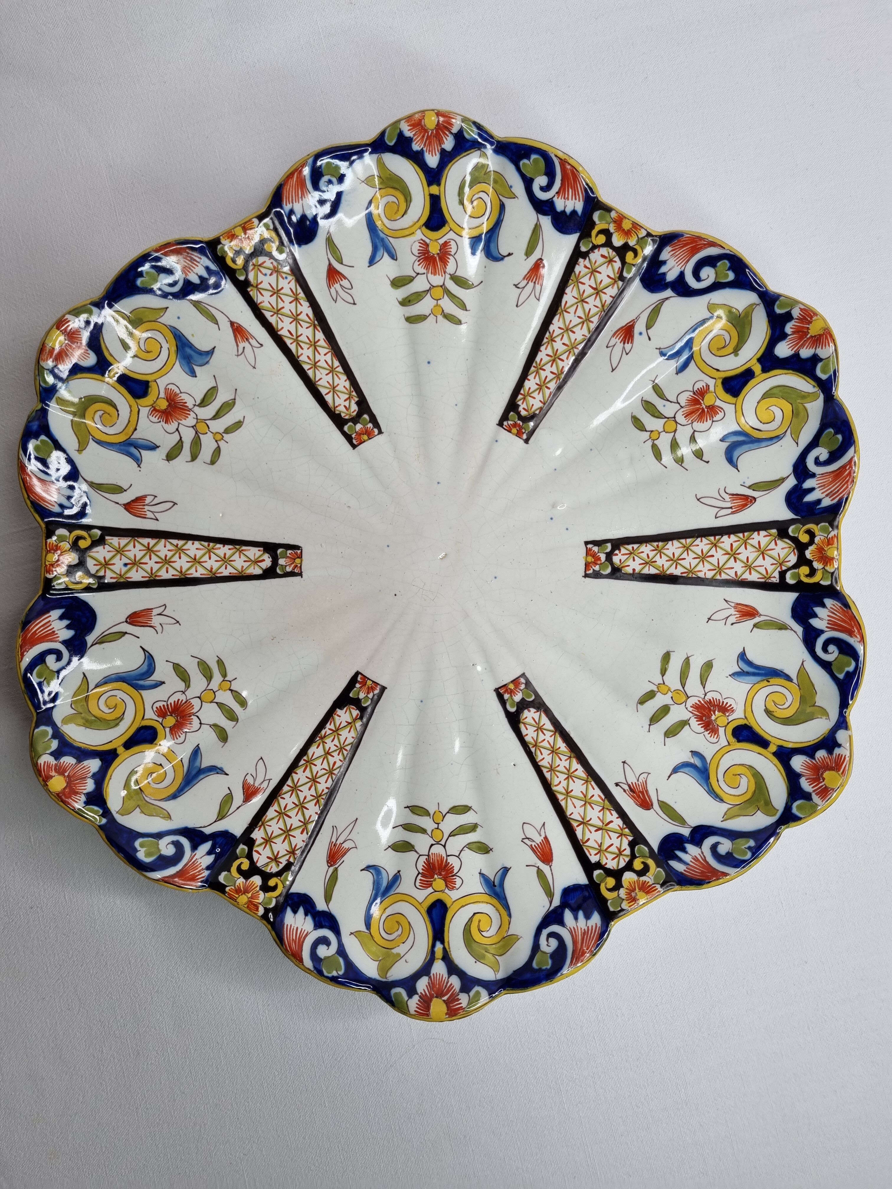 Old dish in polychrome earthenware from Desvres decorated from Rouen, signed, 34 cm