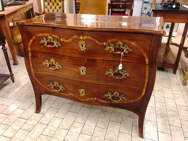 Curved chest of drawers of the eighteenth century