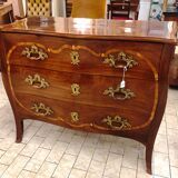 Curved chest of drawers of the eighteenth century
