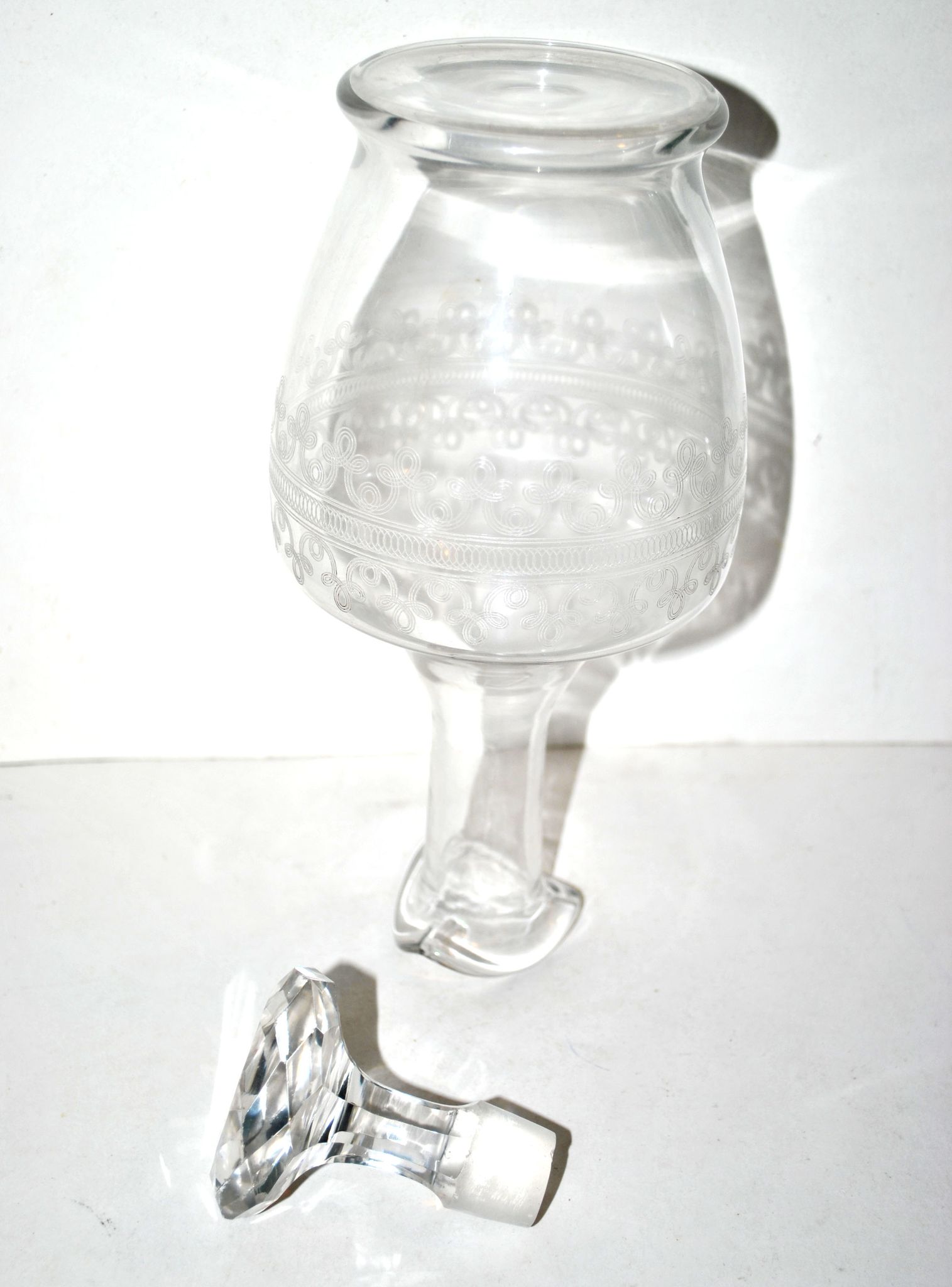 Baccarat crystal decanter engraved with guilloché volute acid 1920