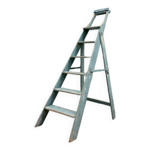 Escabeau ancien patiné