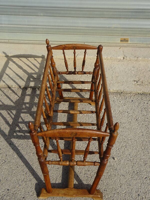 Lit de bébé en noyer massif