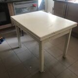 Extendable kitchen table