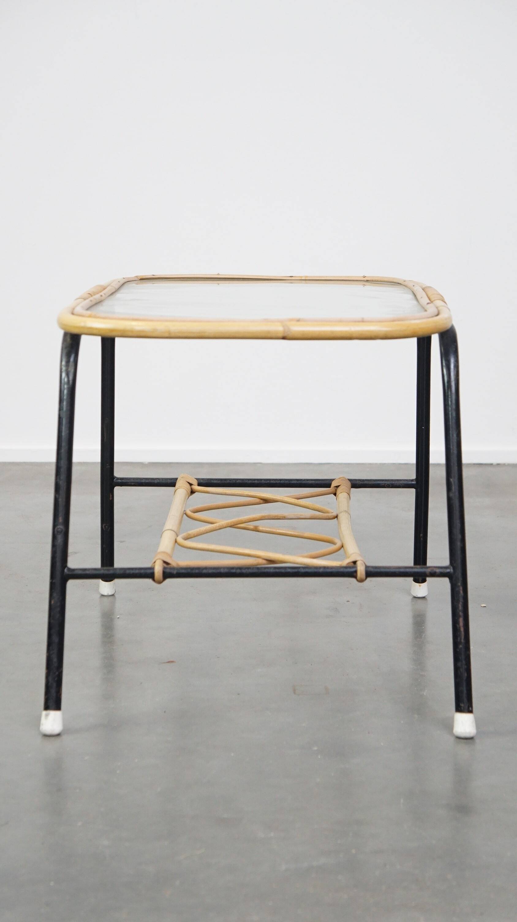 Table basse vintage en rotin des années 1960 avec un plateau en verre et une structure en métal