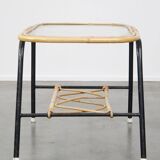 Table basse vintage en rotin des années 1960 avec un plateau en verre et une structure en métal