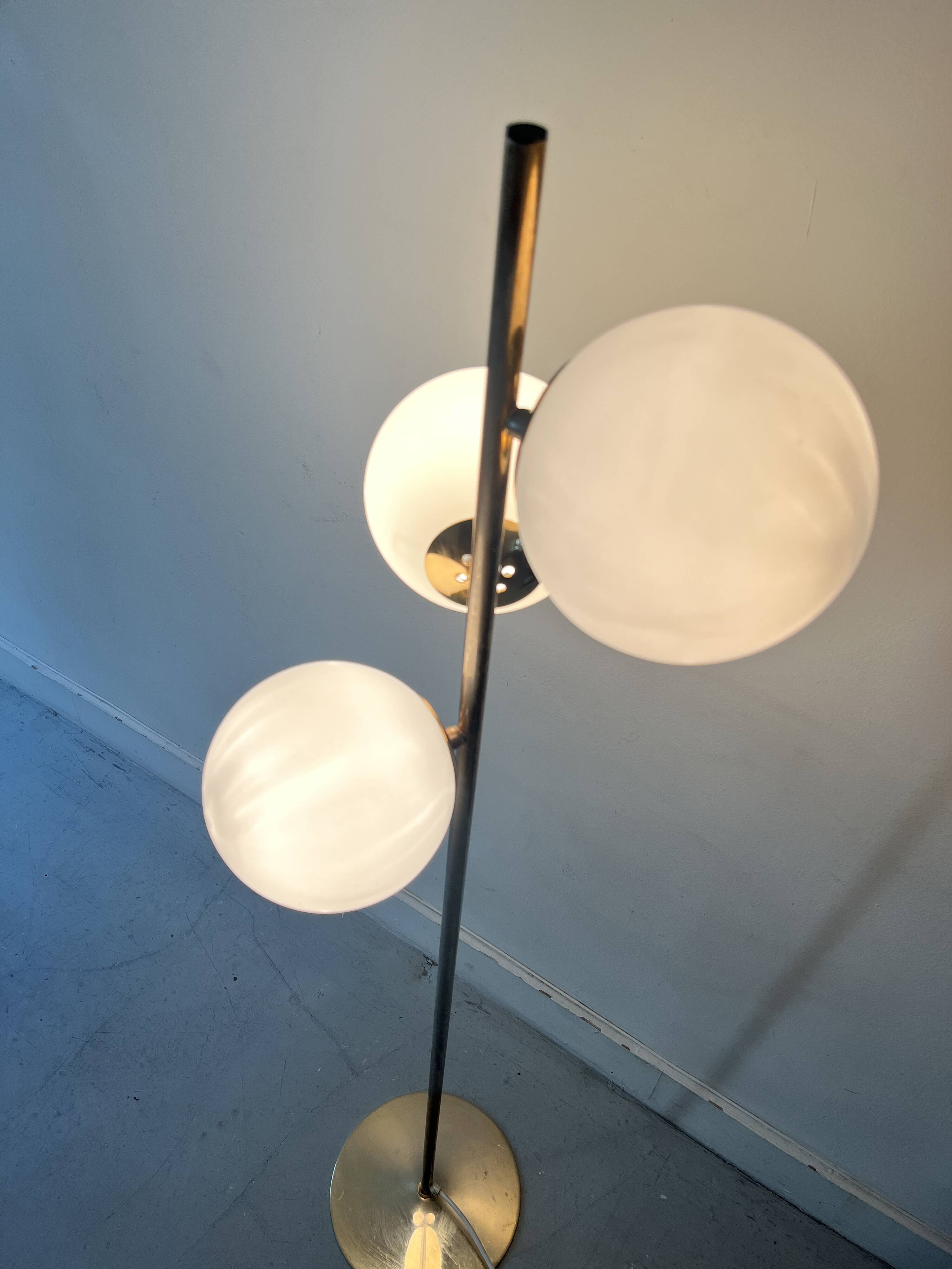 Cluster floor lamp with 3 spherical lamps in gold metal and white glass