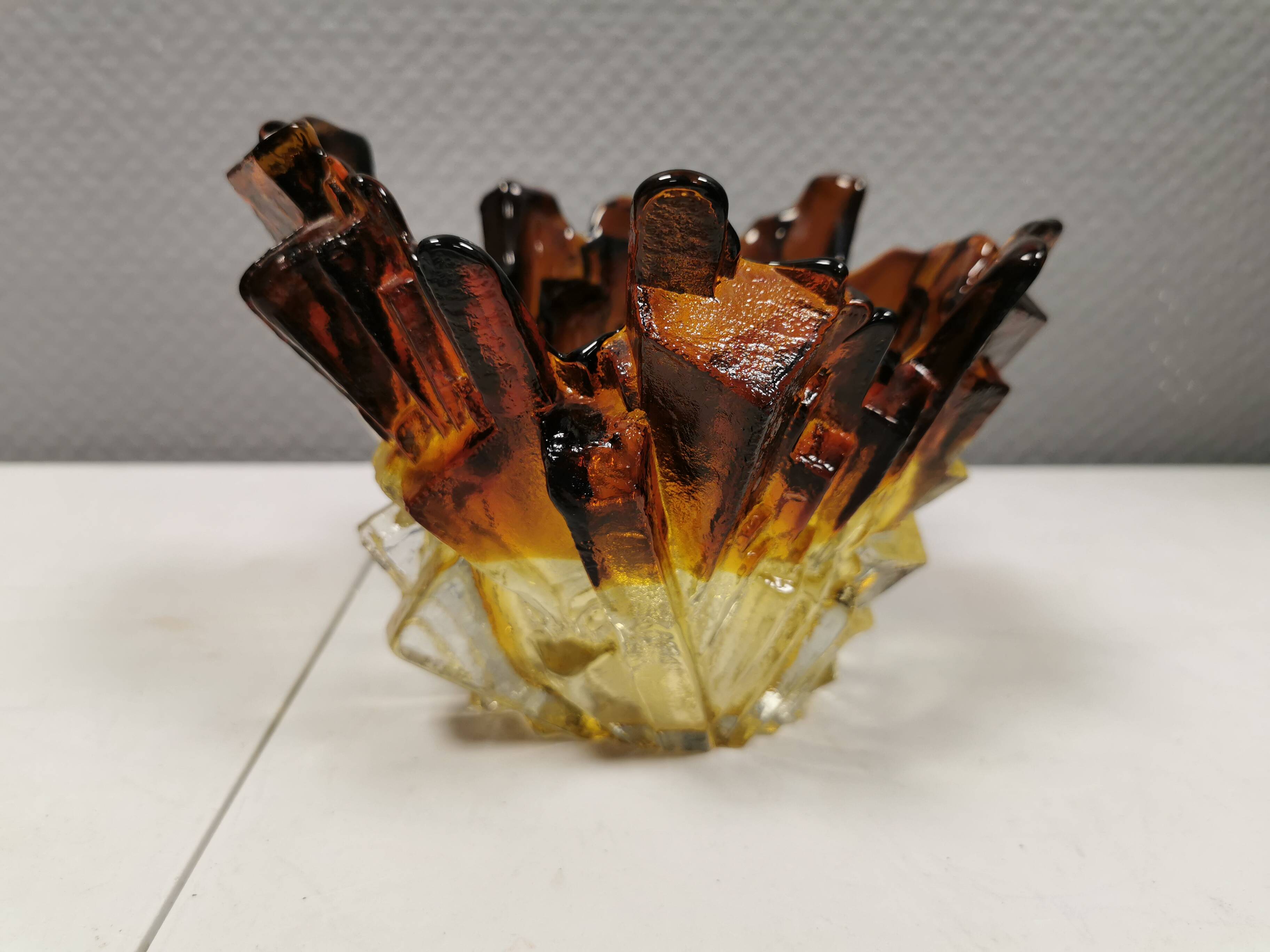 Glass bowl designed by Pertti Santalahti for Humppila Glas Finland 1960-170s.