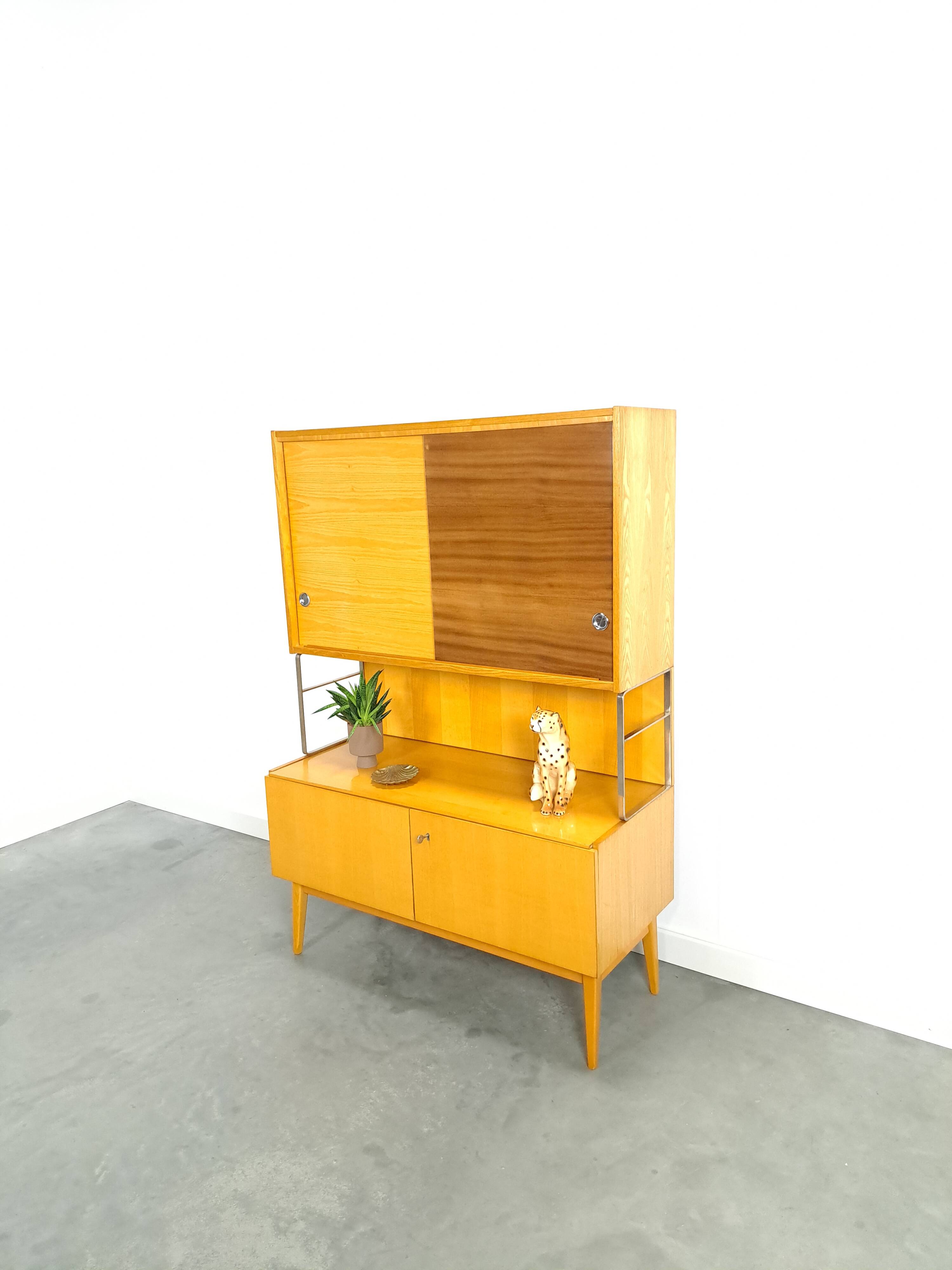 Jitona design vitrinekast met 2 kleuren fineer en schuifdeuren