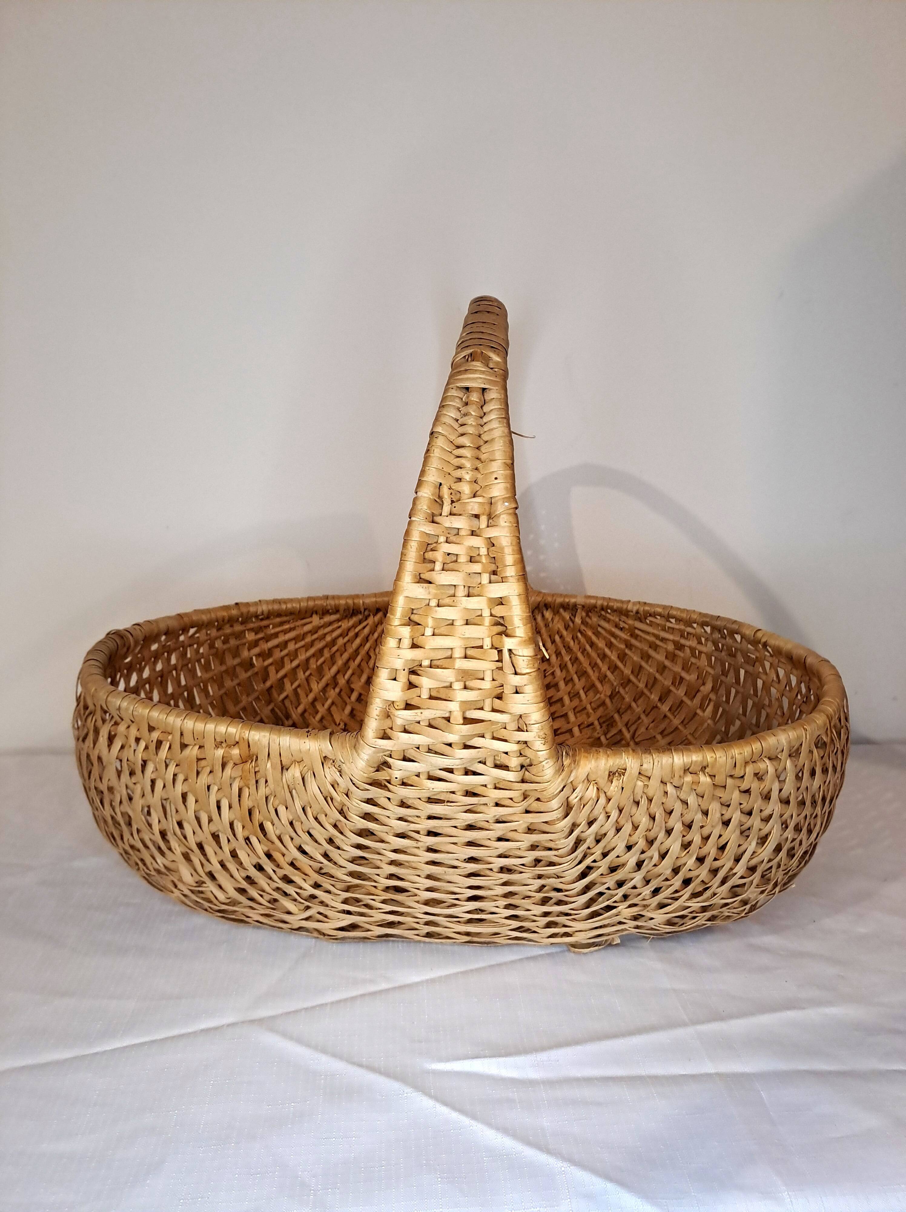 Large vintage light wicker basket – Integrated central handle