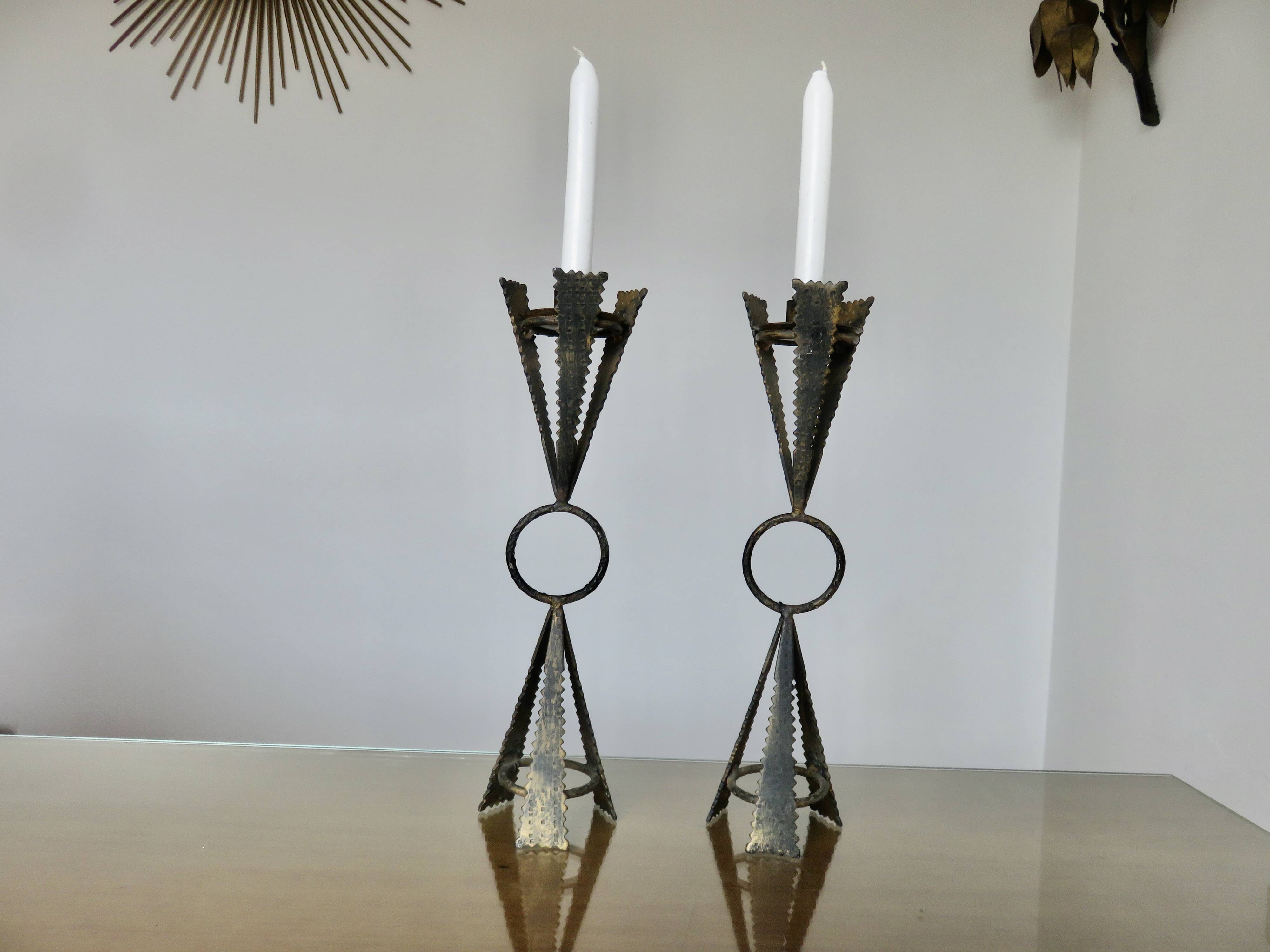 Pair of brutalist candlesticks in forged and hammered raw steel from the 1970s.