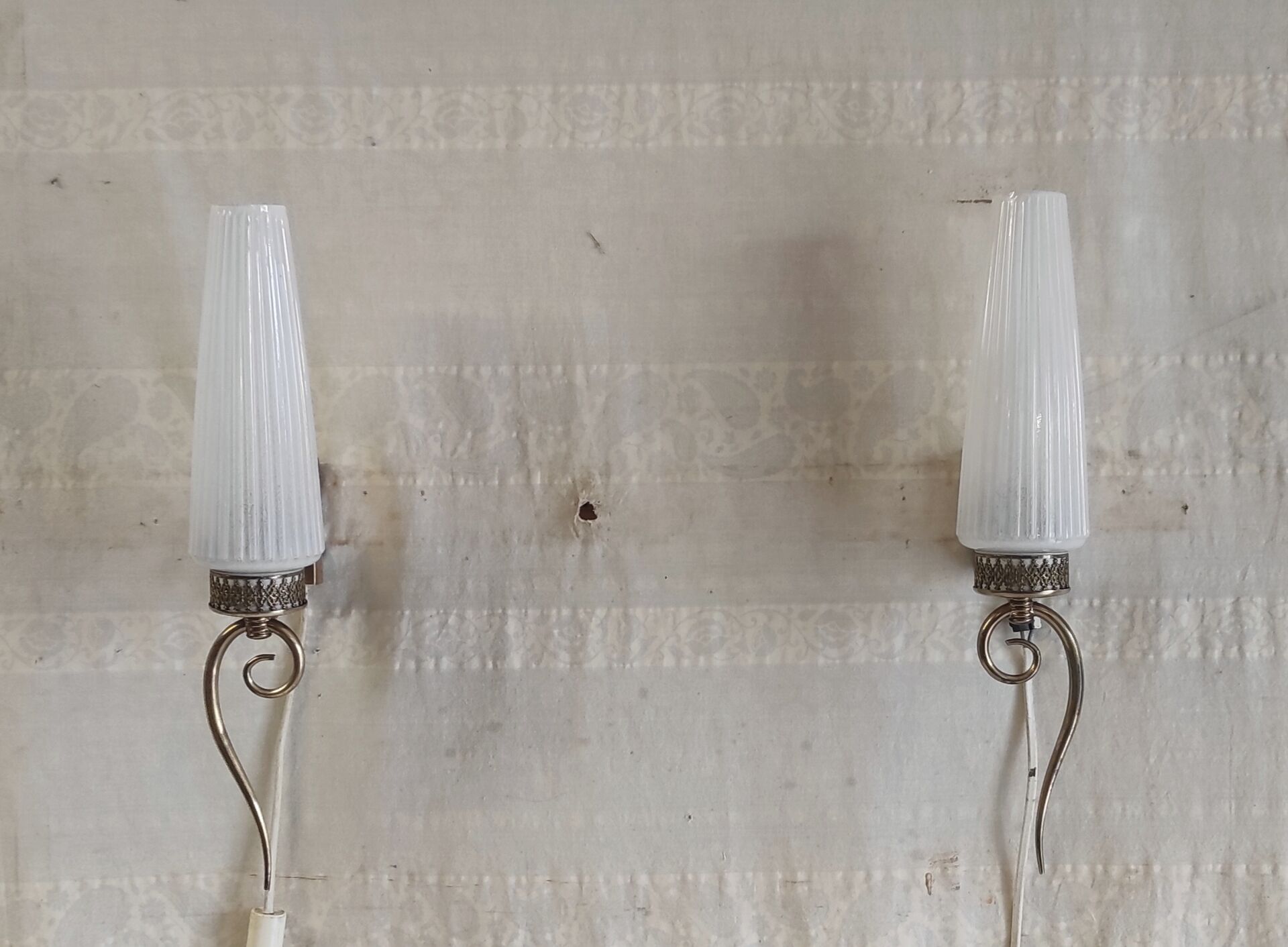 Modernist wall lights in brass and opaline - mid 20th century.