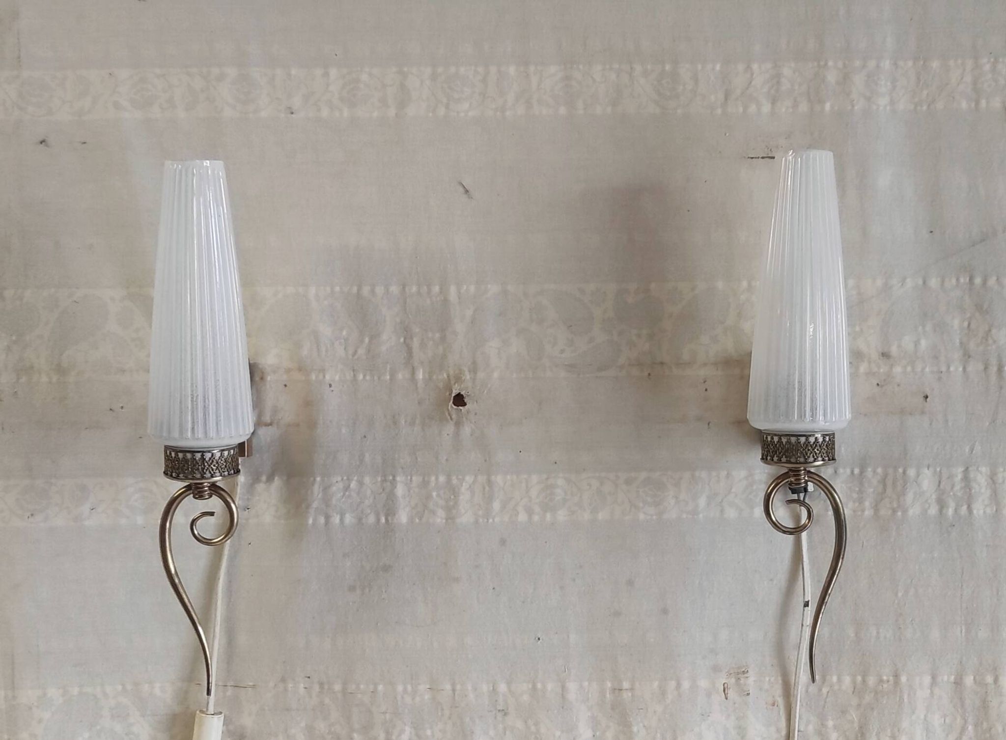 Appliques modernistes en laiton et opaline - mid. XXeme