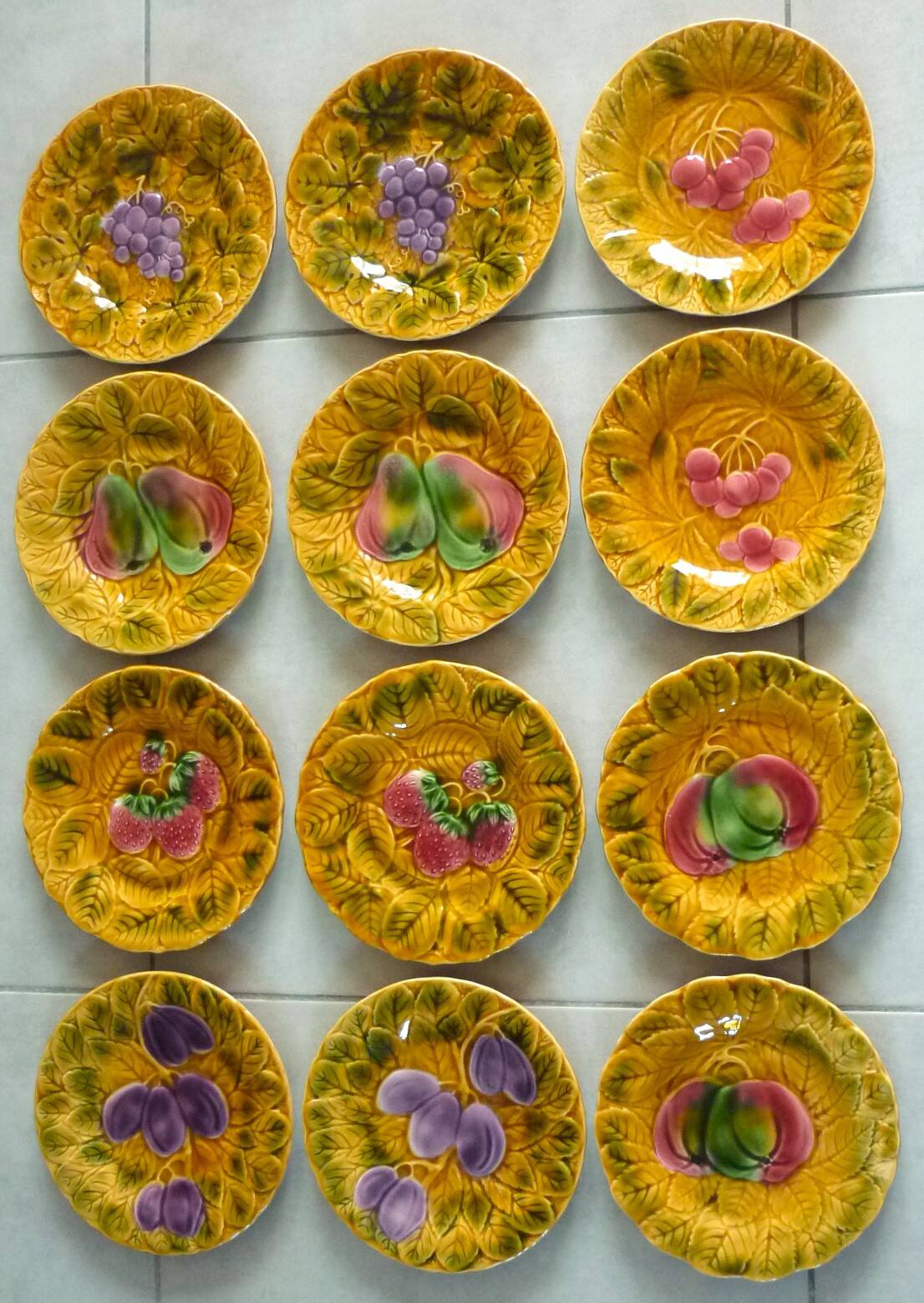 Dessert service of 12 barbotine plates, Sarreguemines, vintage