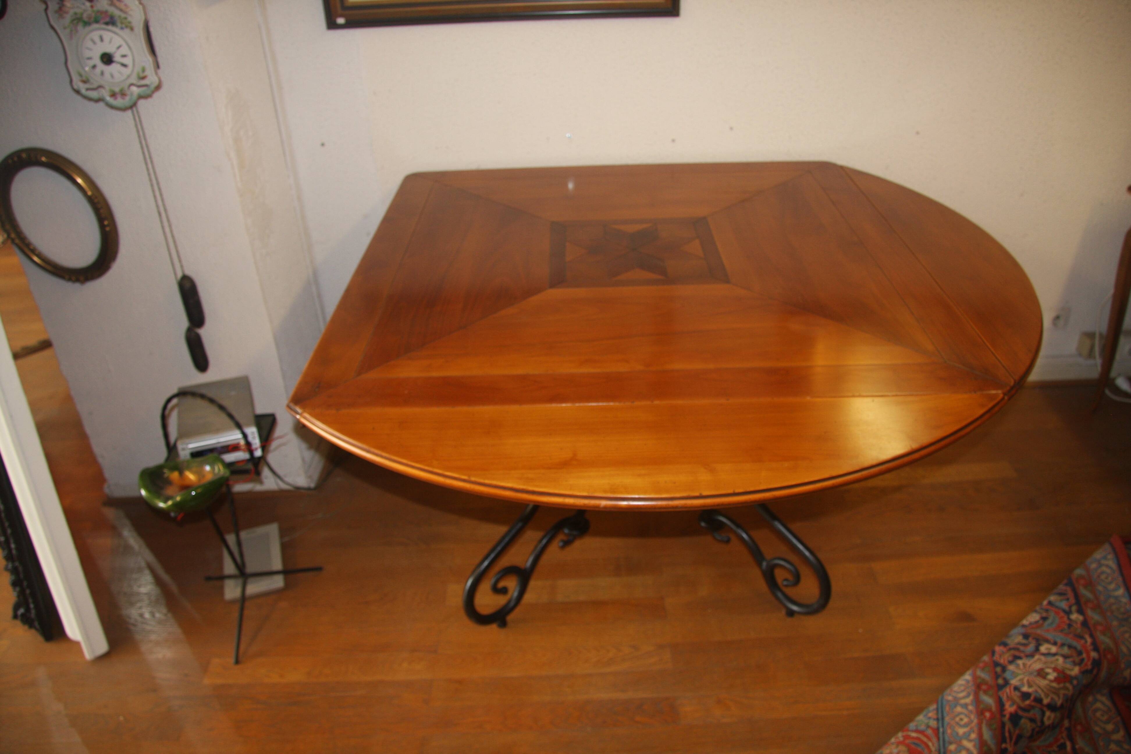 Table carrée en merisier avec abattants.