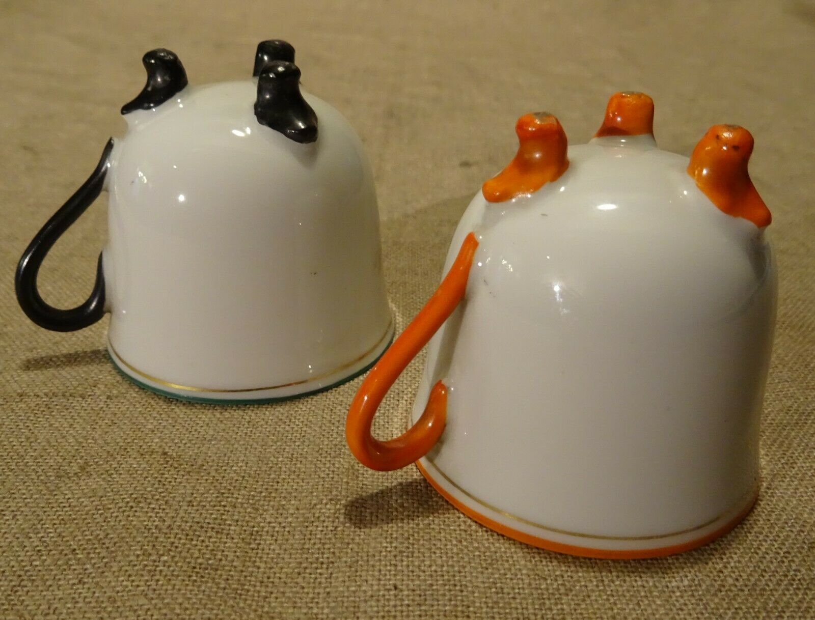 Set de 2 anciennes tasses tripode en porcelaine Amitié Souvenir XIX ème