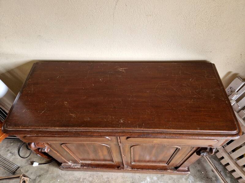 Mahogany and mahogany veneer sideboard - English work from the Victorian period - Circa 1870-1880