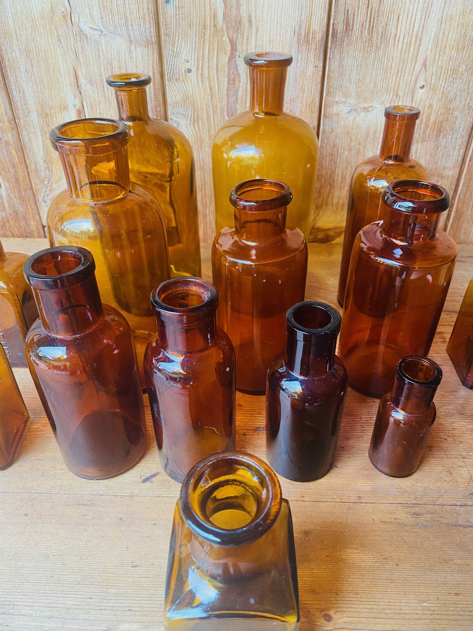 Flacons apothicaire en verre ambré. Lot de 15