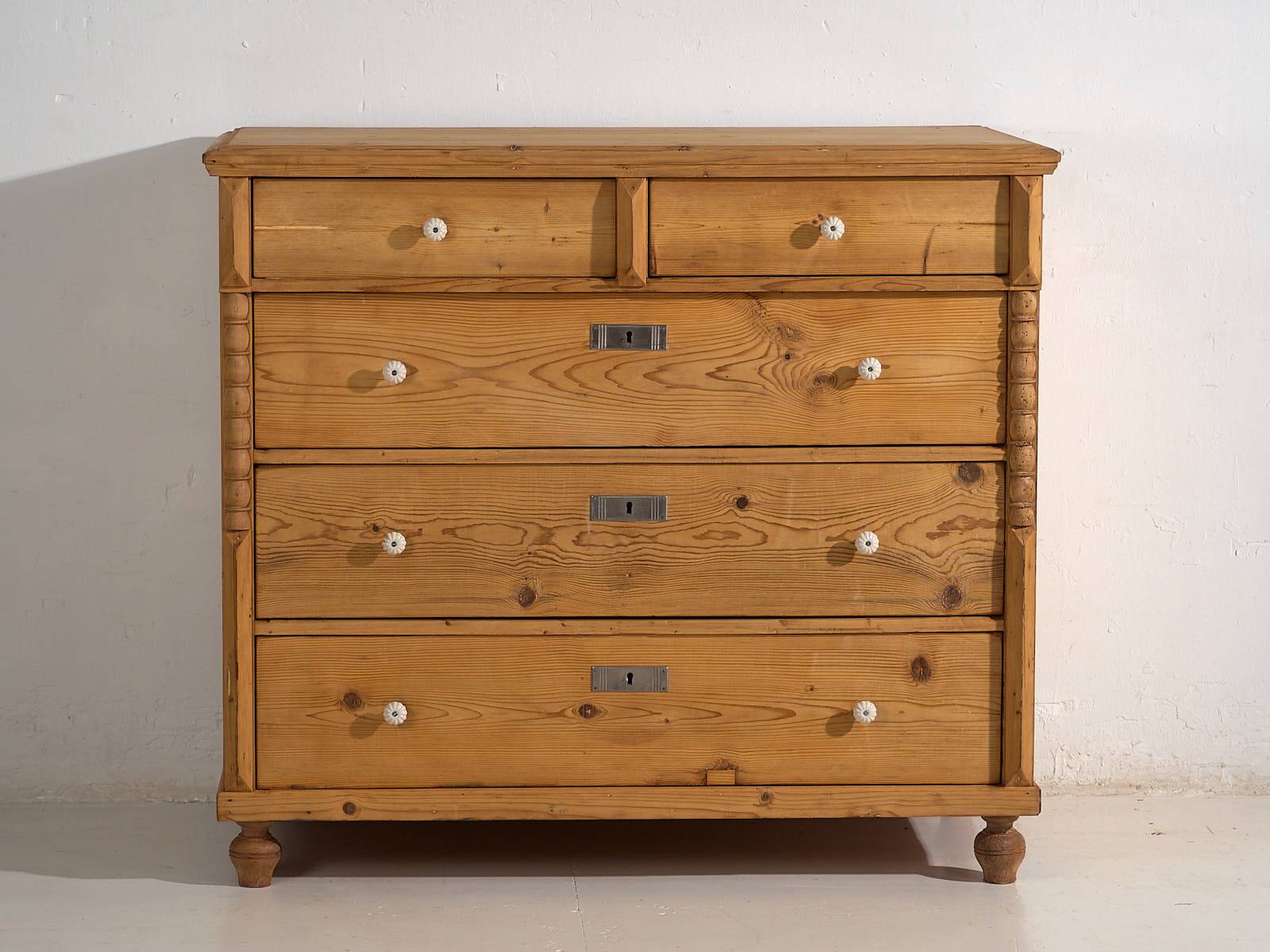 Large antique chest of drawers (circa 1920)