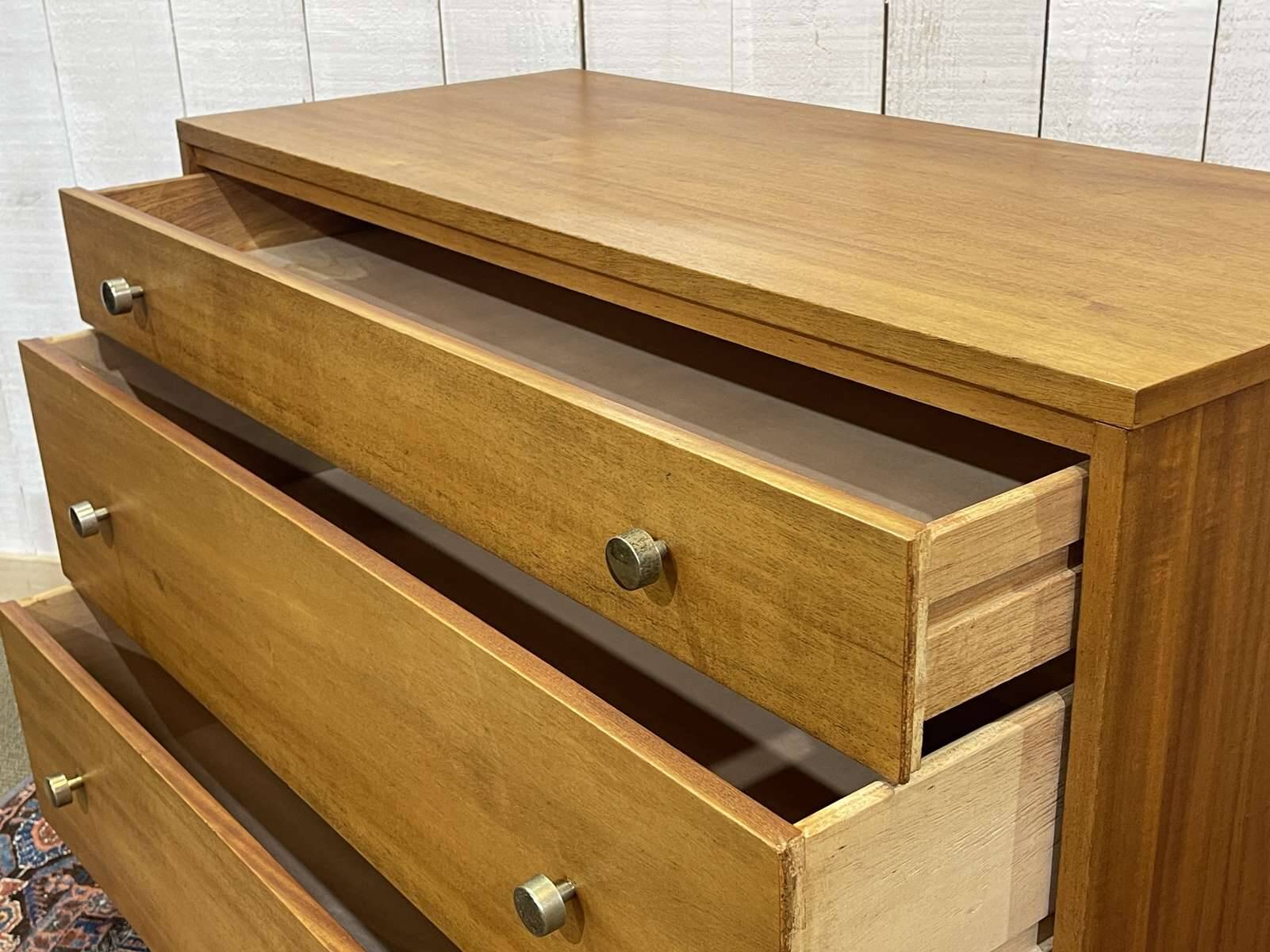English chest of drawers from the 70s in mahogany