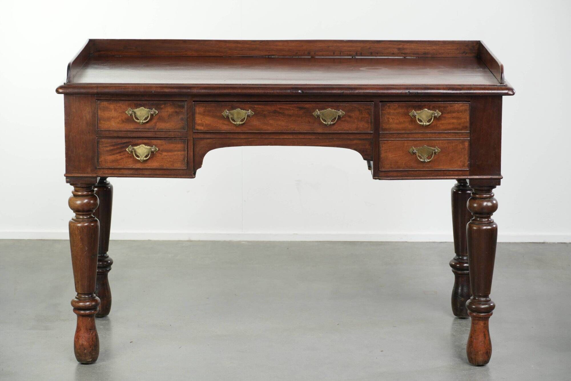Antique English desk / writing table in mahogany from the mid-19th century